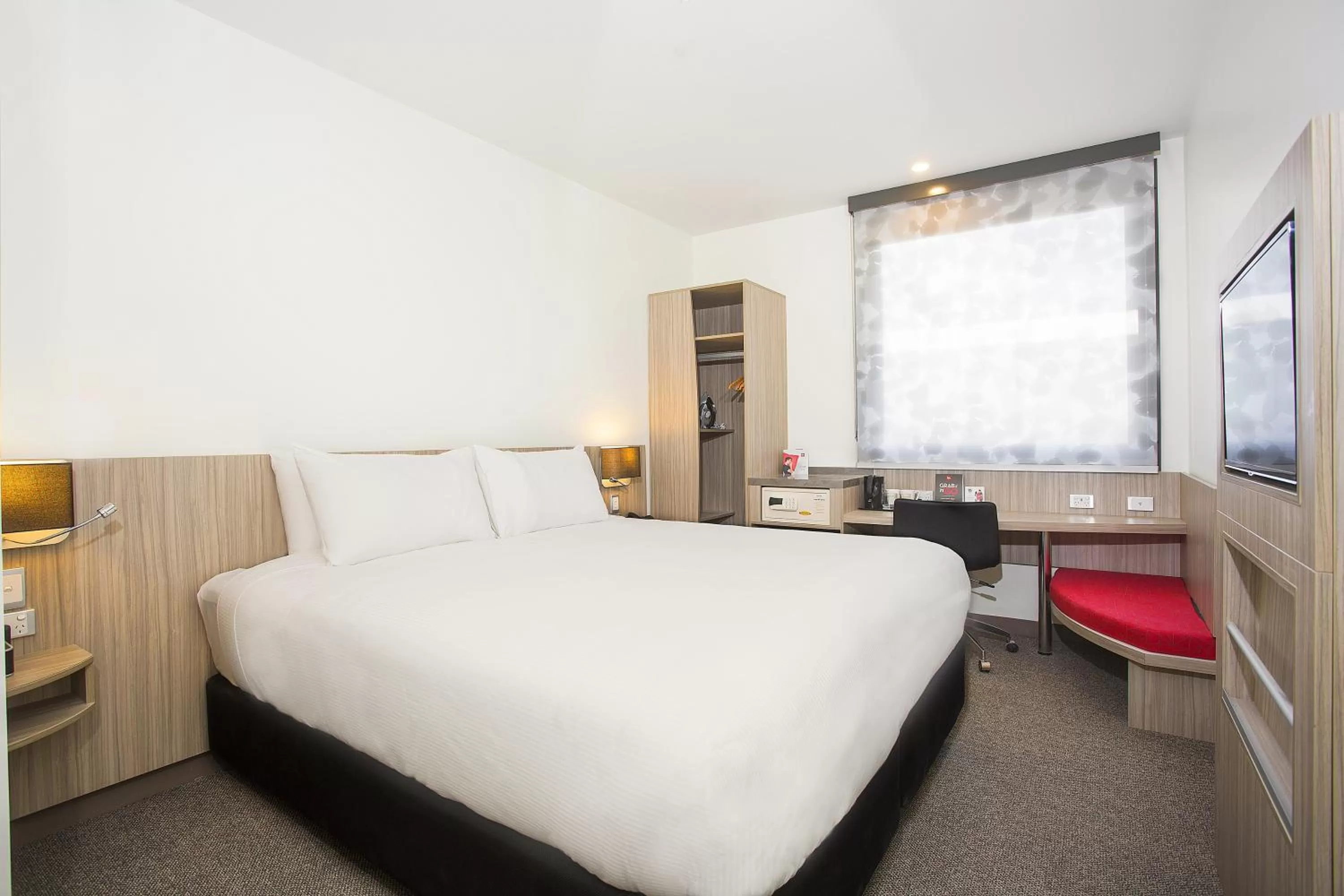 Standard Queen Room in Ibis Mackay