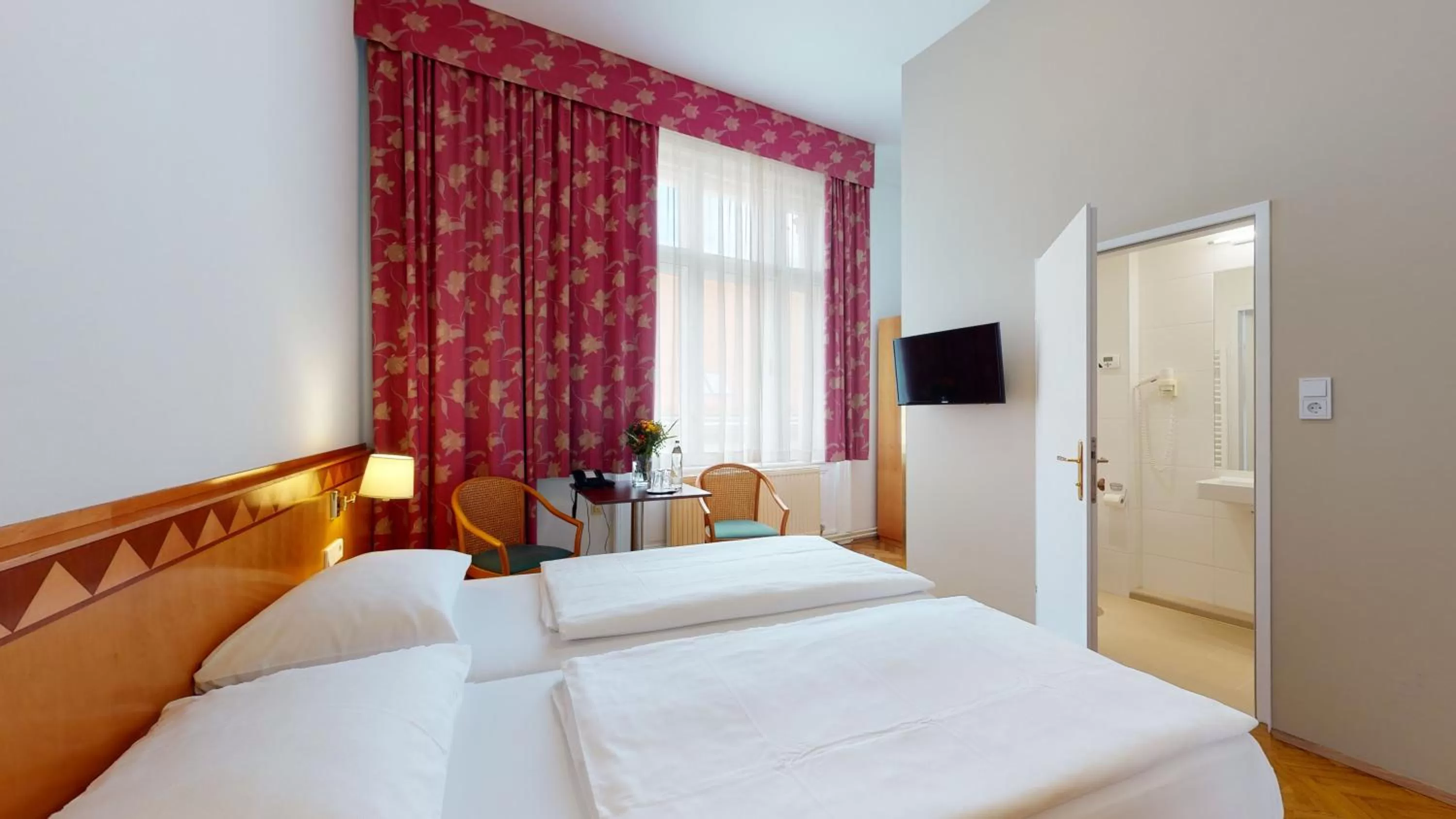 Small Double Room in Hotel Post Wien