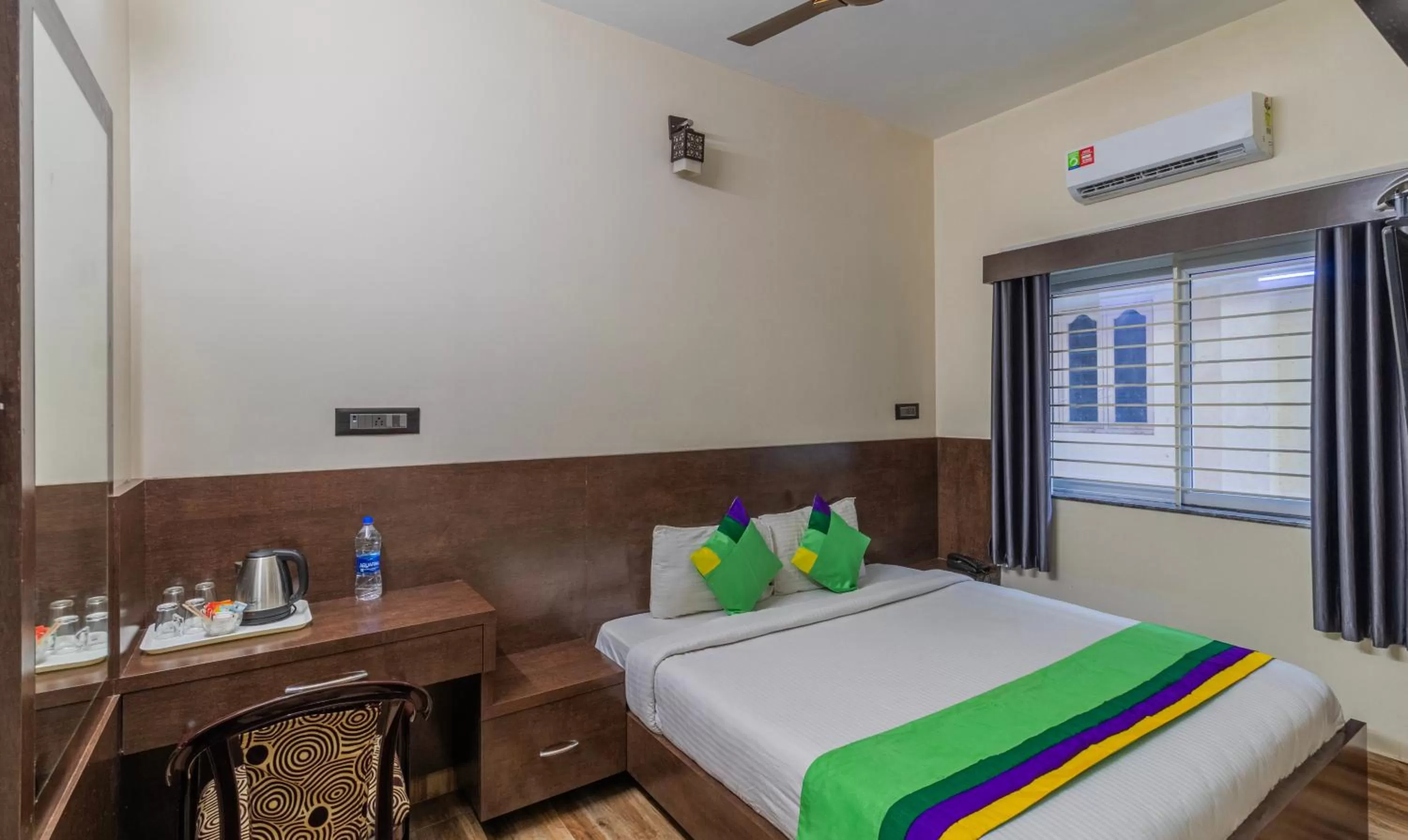 Standard Double Room - single occupancy in Treebo Pranav Park