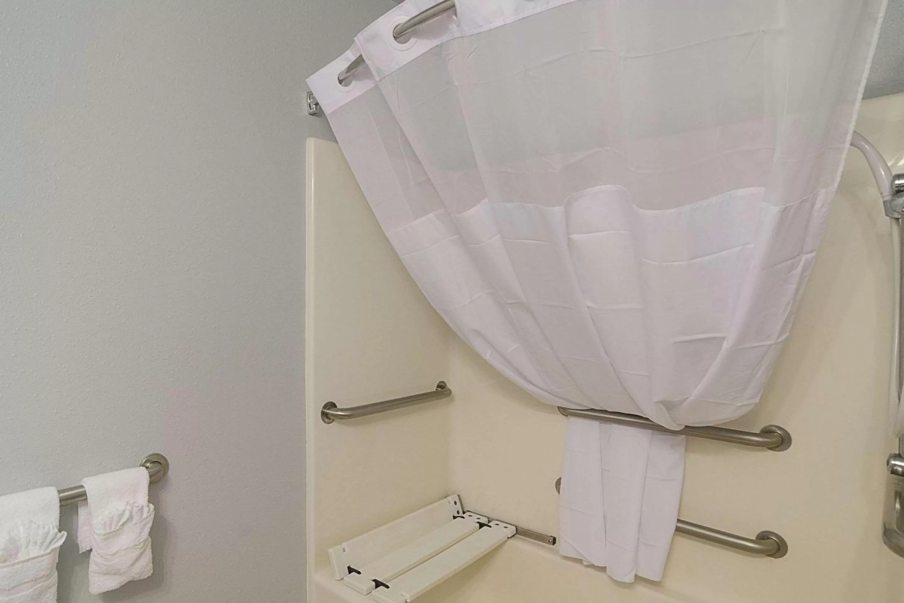 King Room - Accessible/Non-Smoking in Quality Inn Seaside