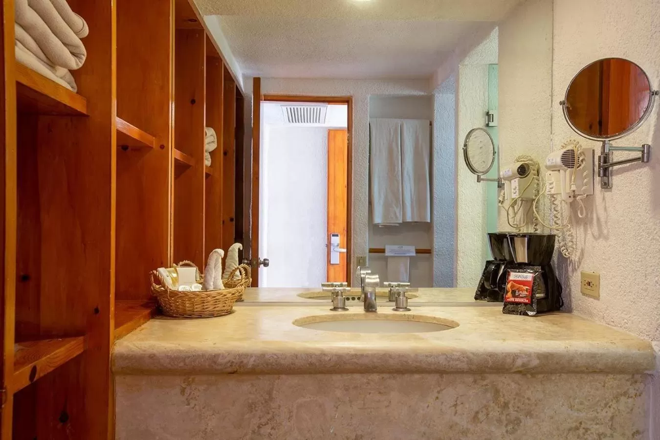 Standard Room with 2 queen size beds and balcony in Hotel Los Patios