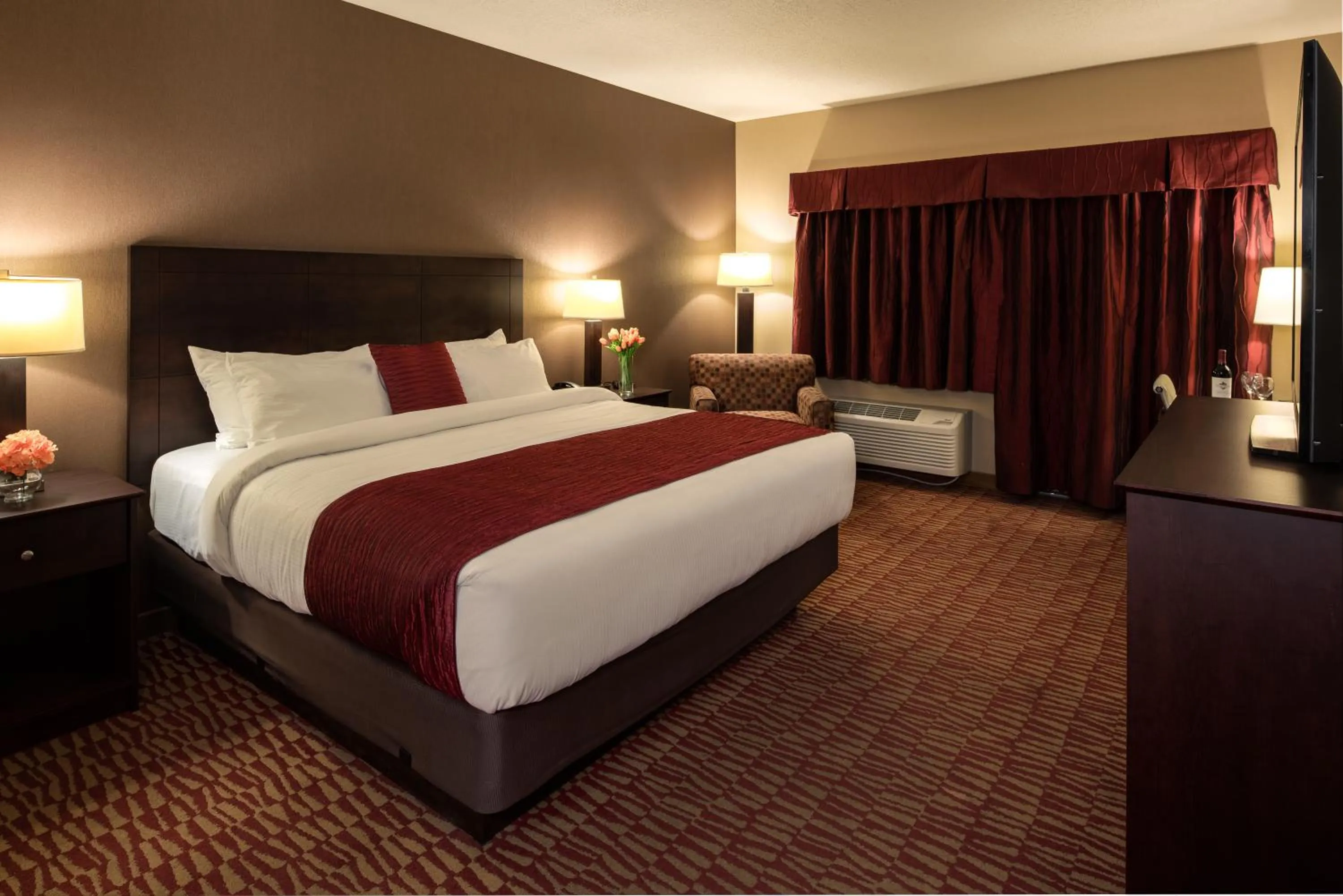 Deluxe King NonSmoking Pet-Friendly in Lakeside Hotel Casino