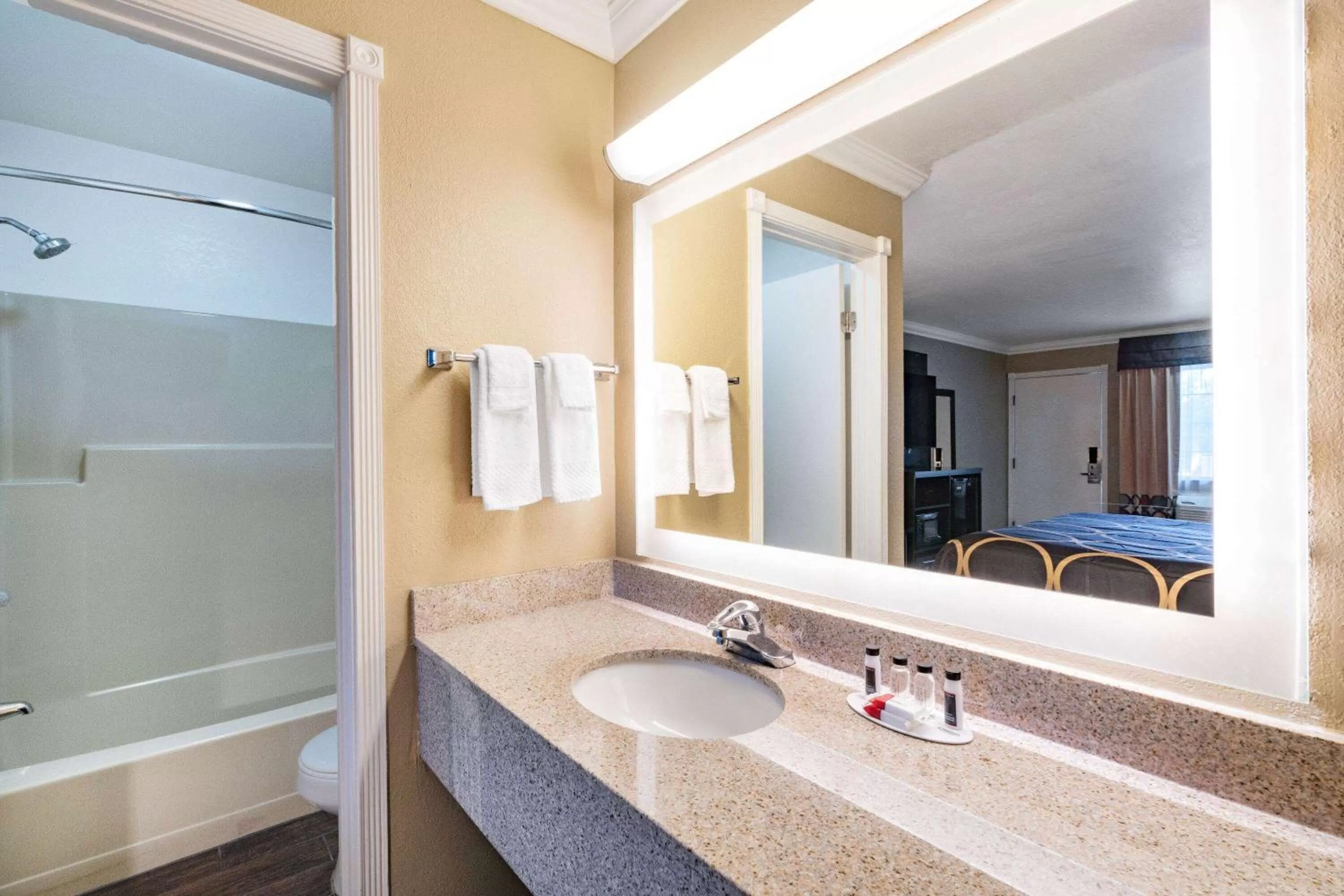 TV and multimedia in Super 8 Ukiah by Wyndham