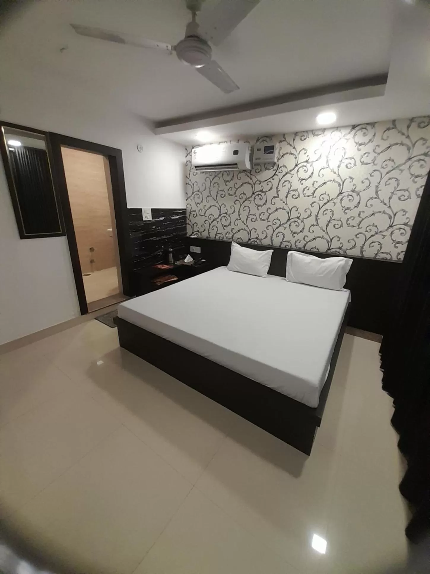 Large Double Room - single occupancy in Hotel Shree