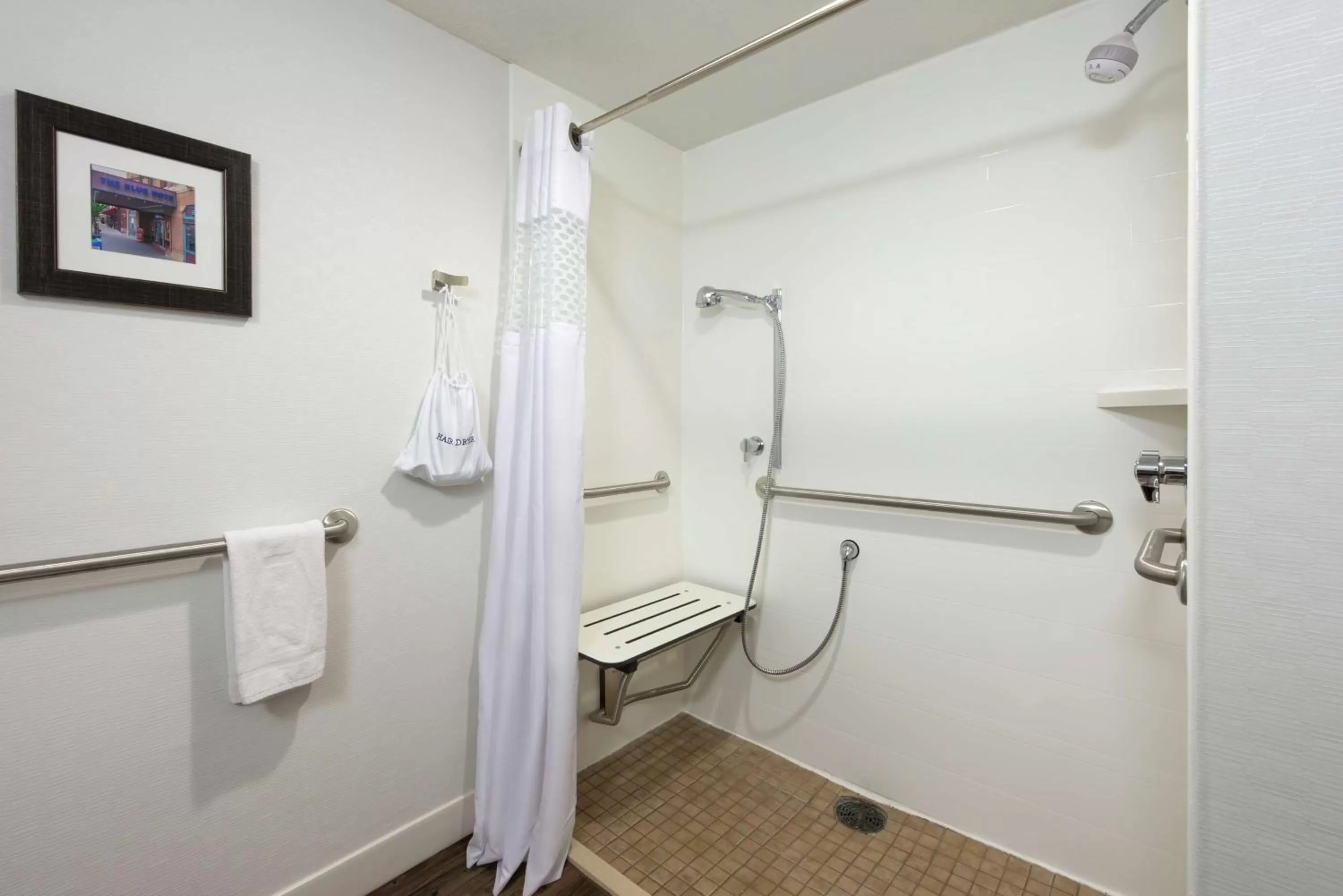 Bathroom in Hampton Inn Columbia