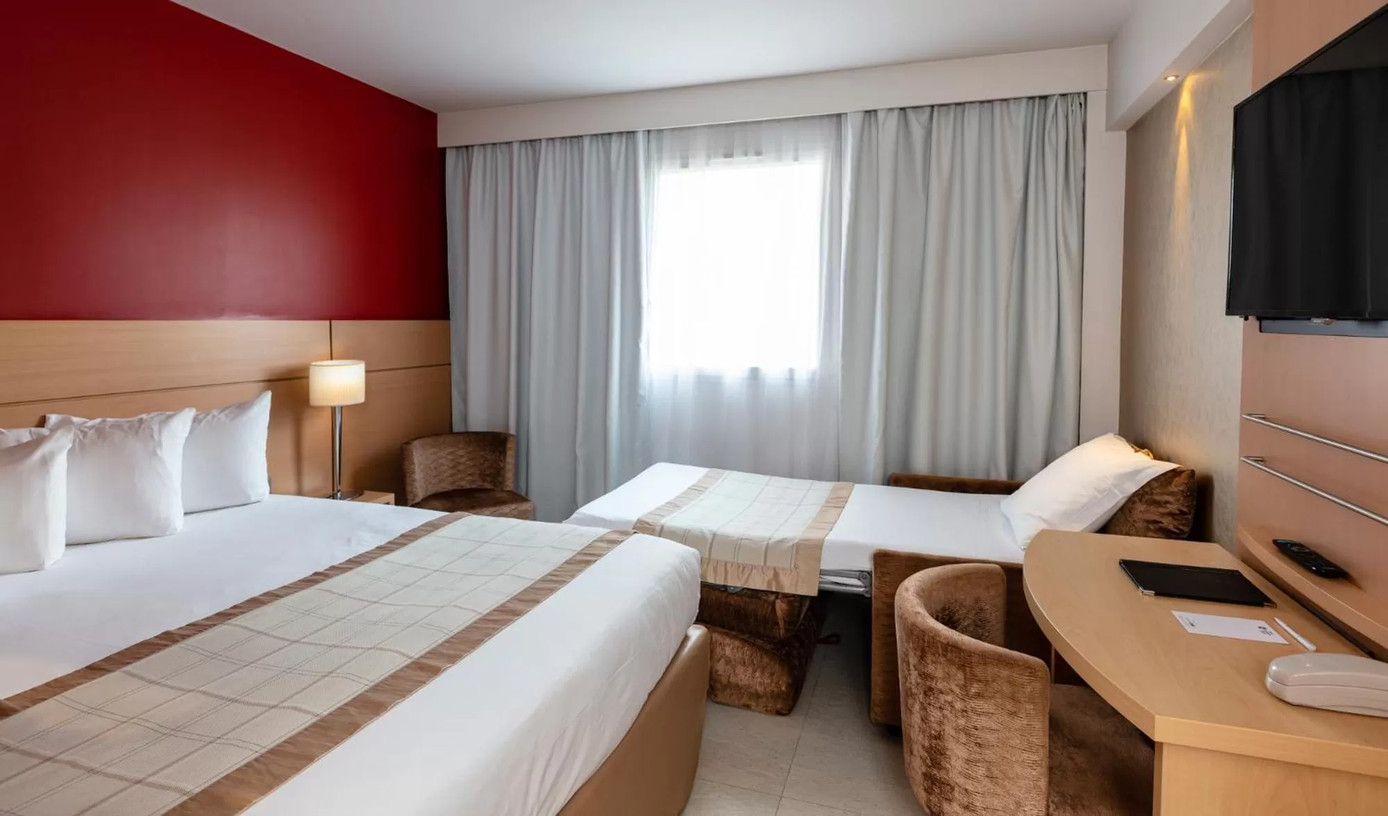 Small Triple Room with Queen Bed in Best Western Plus Le Lavarin