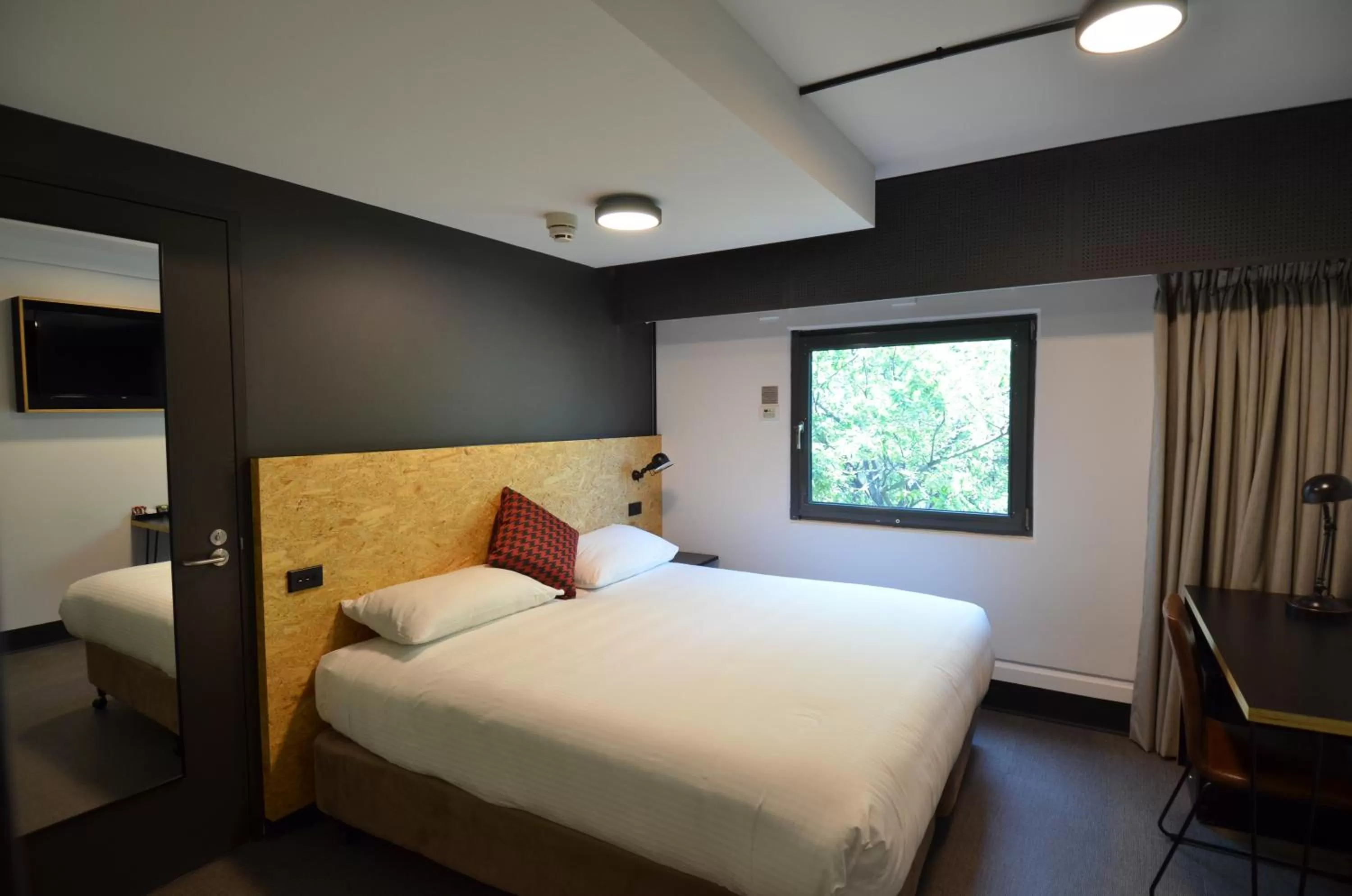 Queen Room in ibis budget Sydney East