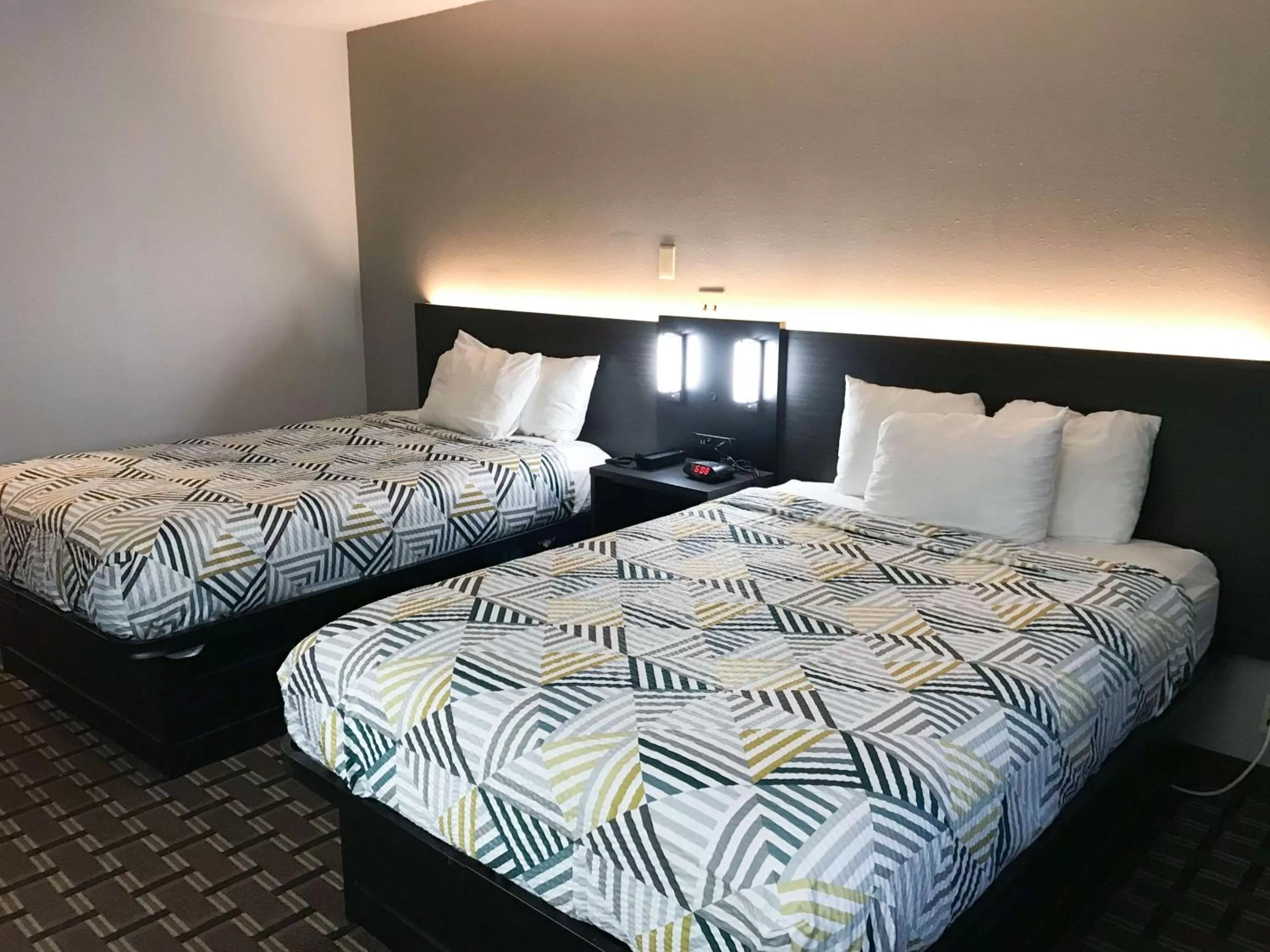 Classic Quadruple Room - Smoking in Studio 6 Suites Tupelo, MS