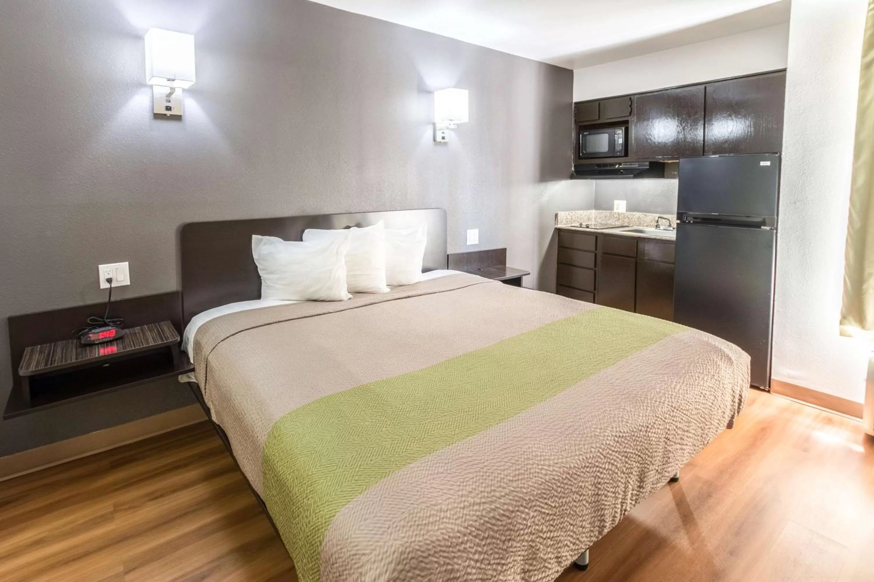 Deluxe King Room - Non-Smoking in Studio 6-Arlington, TX