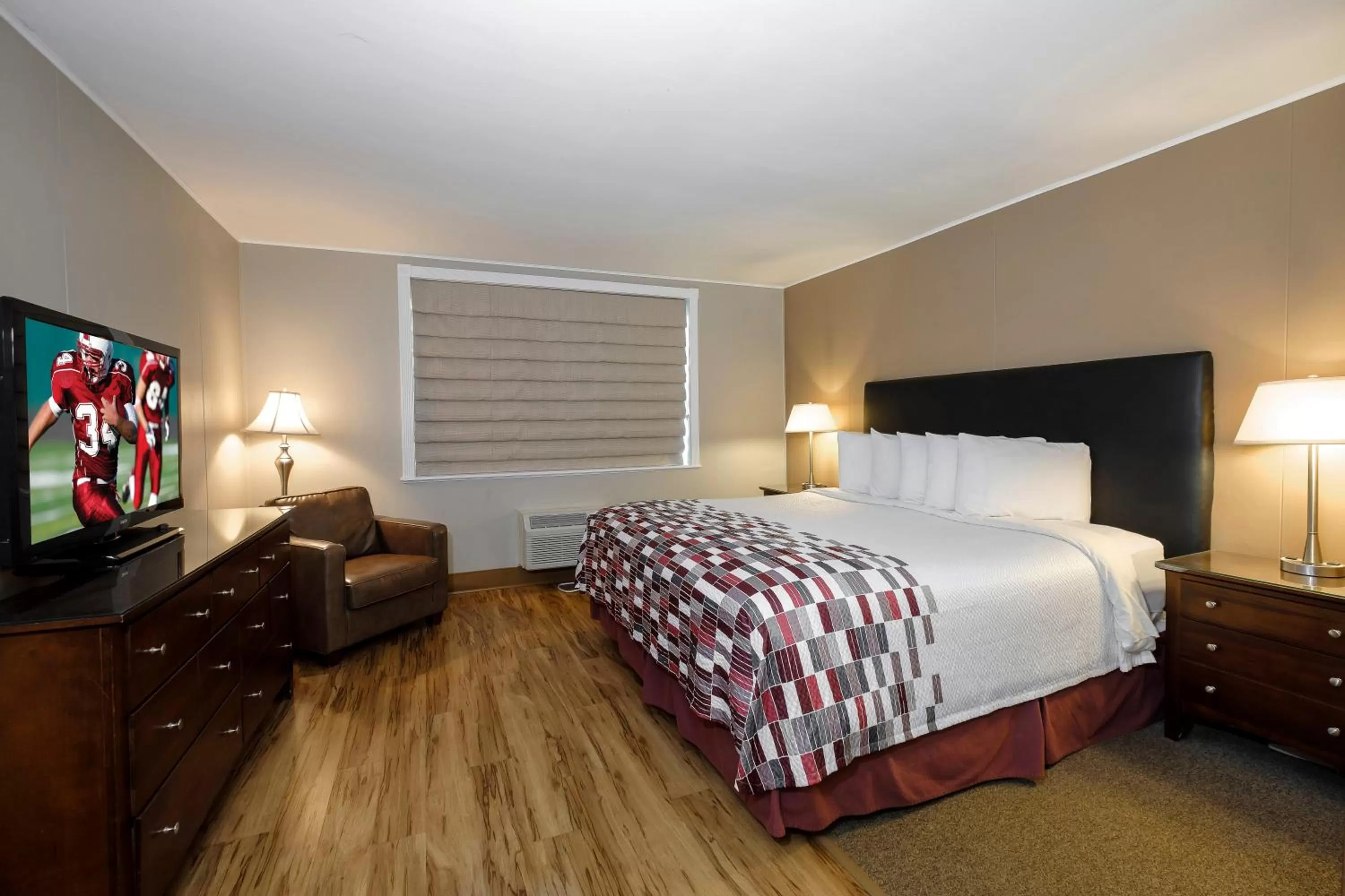 Superior King Room Smoke Free in Red Roof Inn and Suites Herkimer