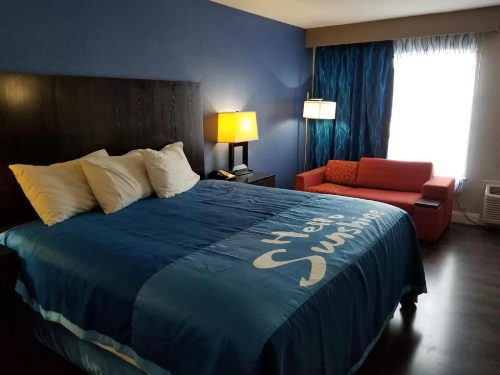 King Room with Bath Tub - Mobility Accessible/Non-Smoking in Days Inn by Wyndham Thomson