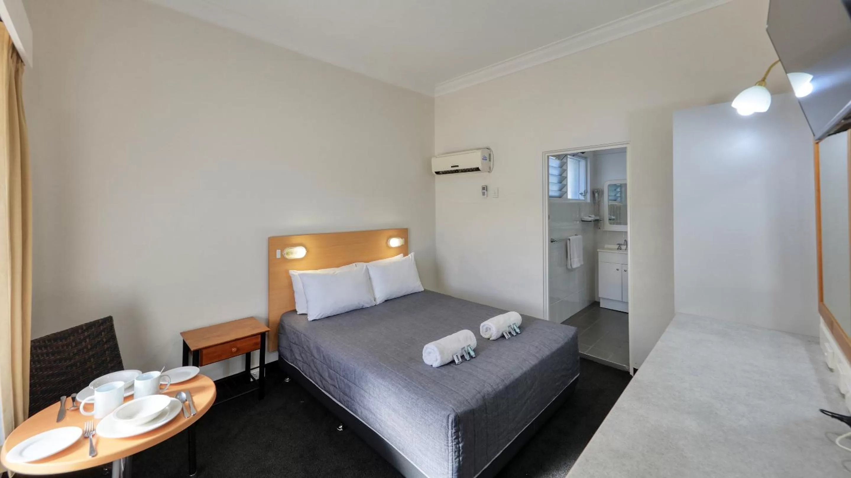 Queen Room in Cowra Motor Inn