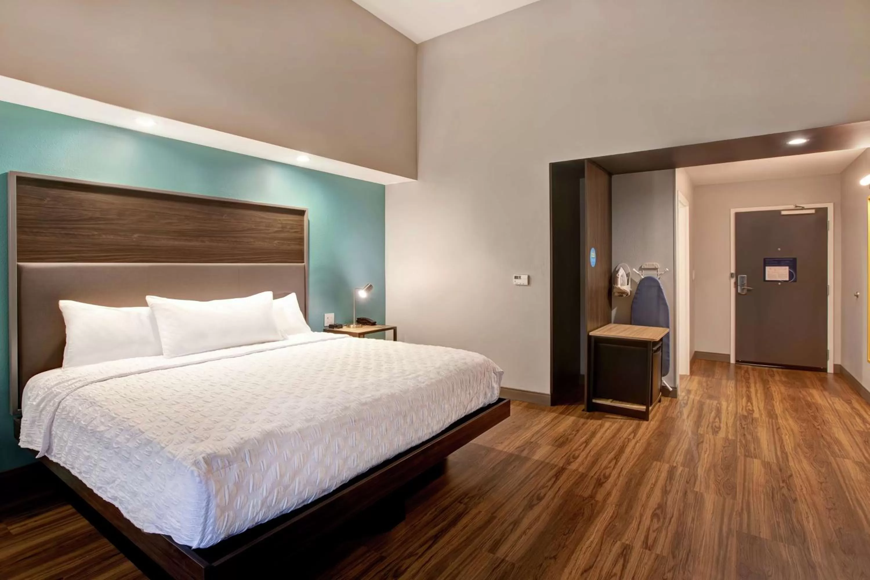 King Room with Tub - Hearing Accessible  in Tru By Hilton Oxford