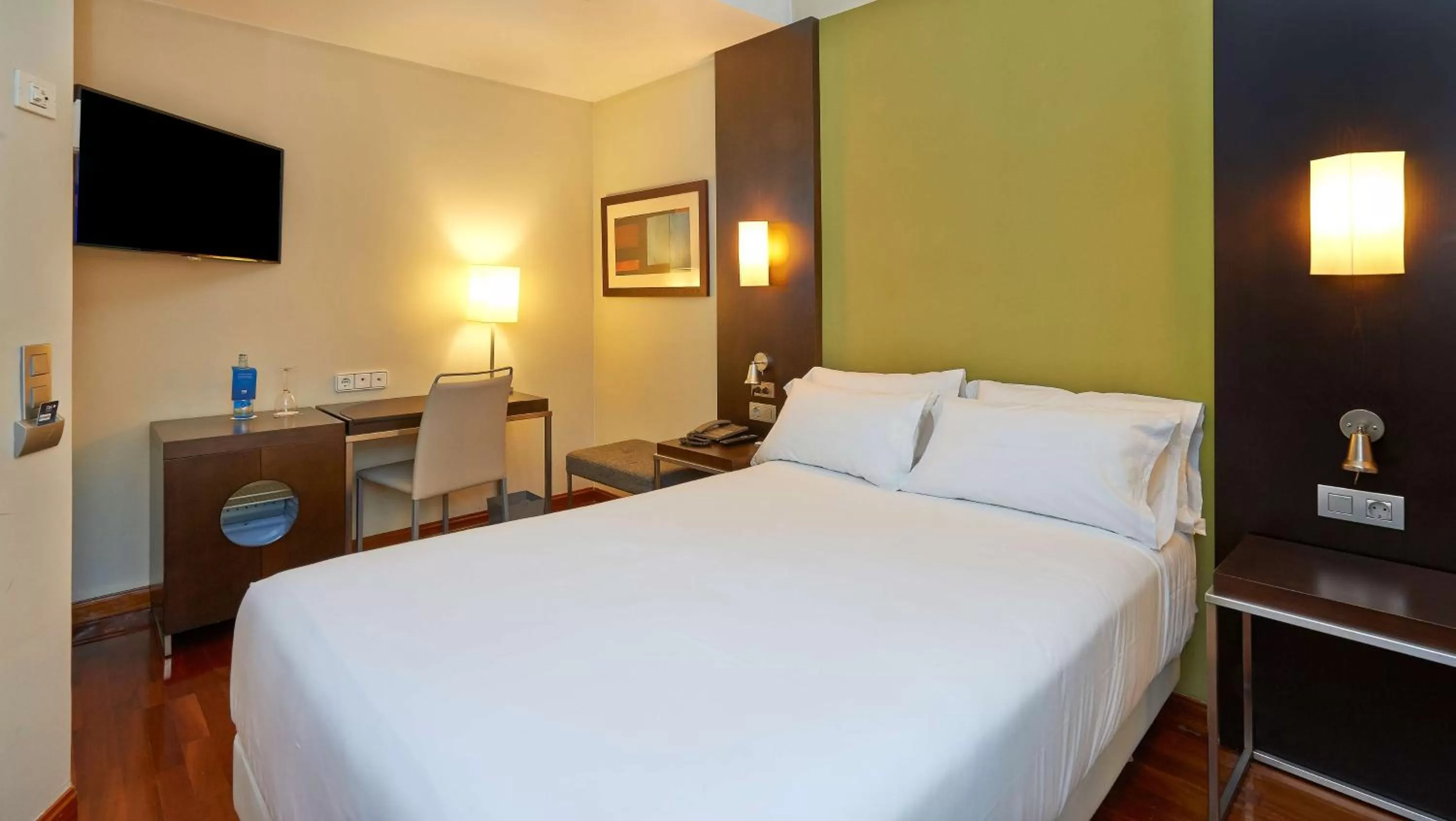 Family Adjoining Room (2 Adults + 2 Children) in NH Sport