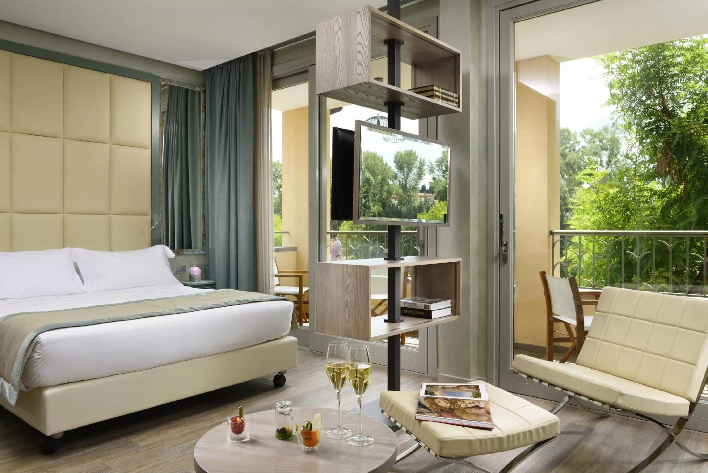 Junior Suite with Balcony and River View in Ville Sull'Arno