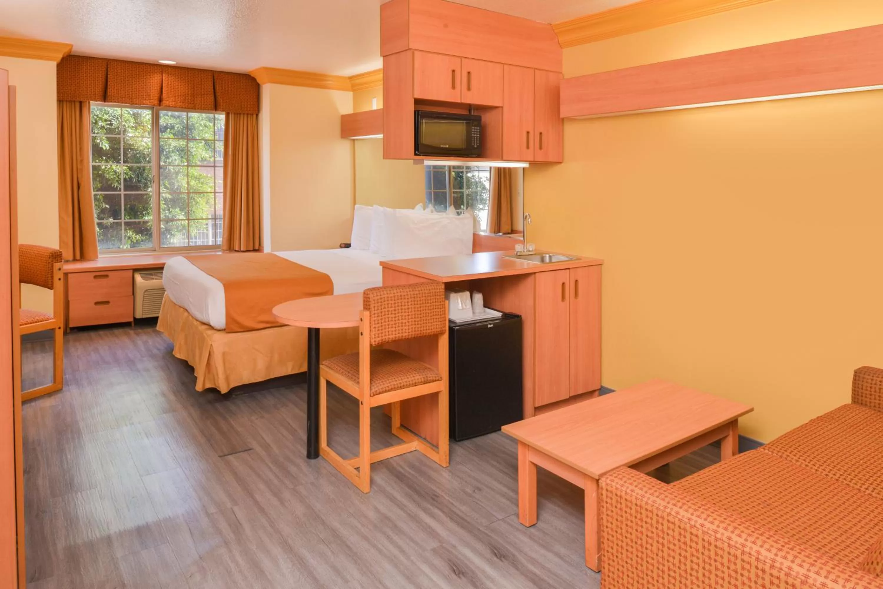 One Queen Suite in H3 Inn & Suites - LAX Airport - Los Angeles