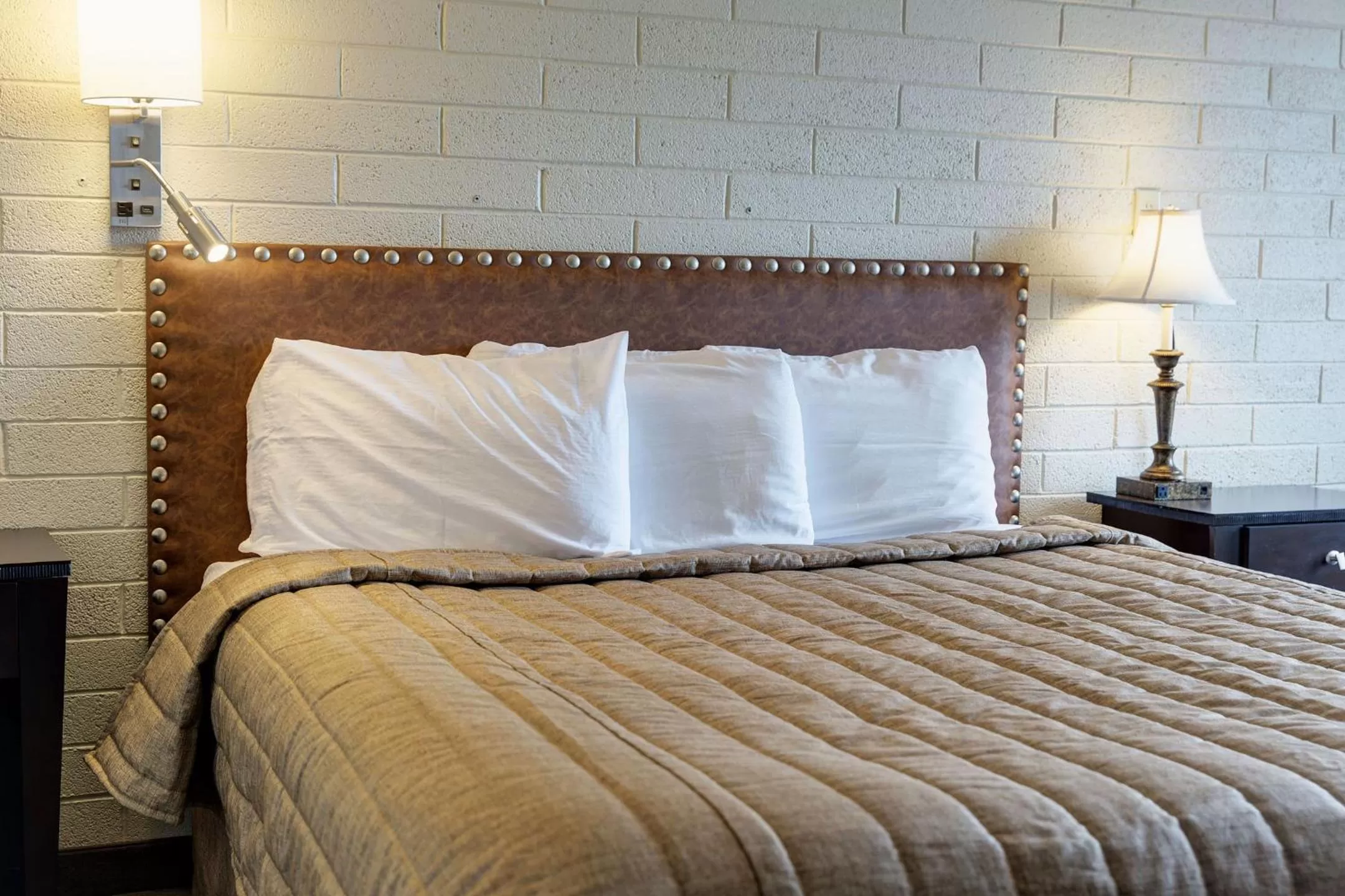 Business King Room in El Rancho Hotel