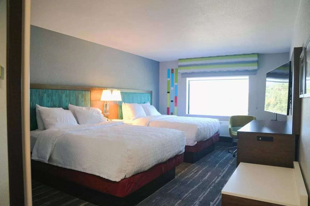 Queen Room with Two Queen Beds and City View - Non-Smoking in Hampton Inn Lead