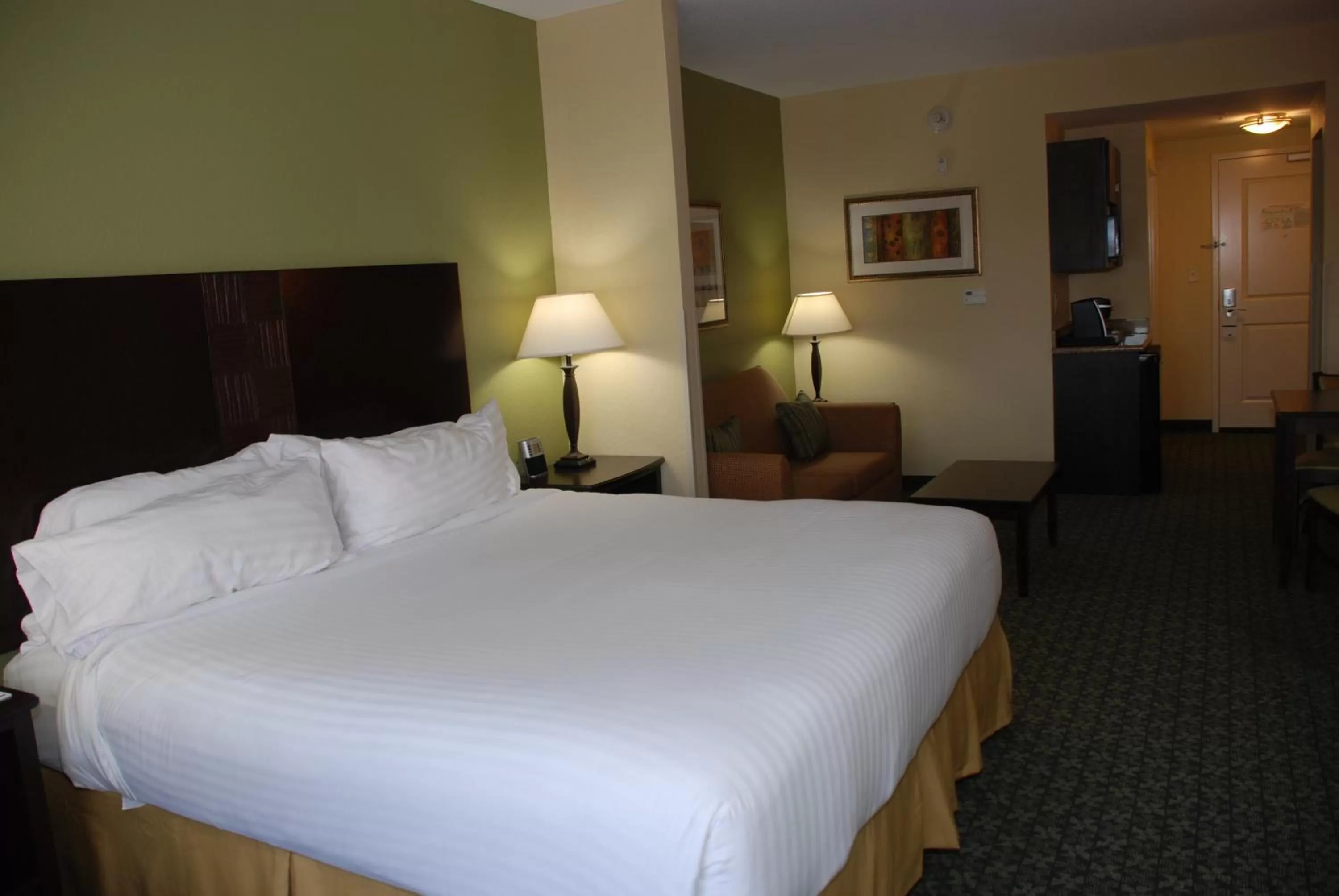 King Suite in Holiday Inn Express & Suites Covington by IHG