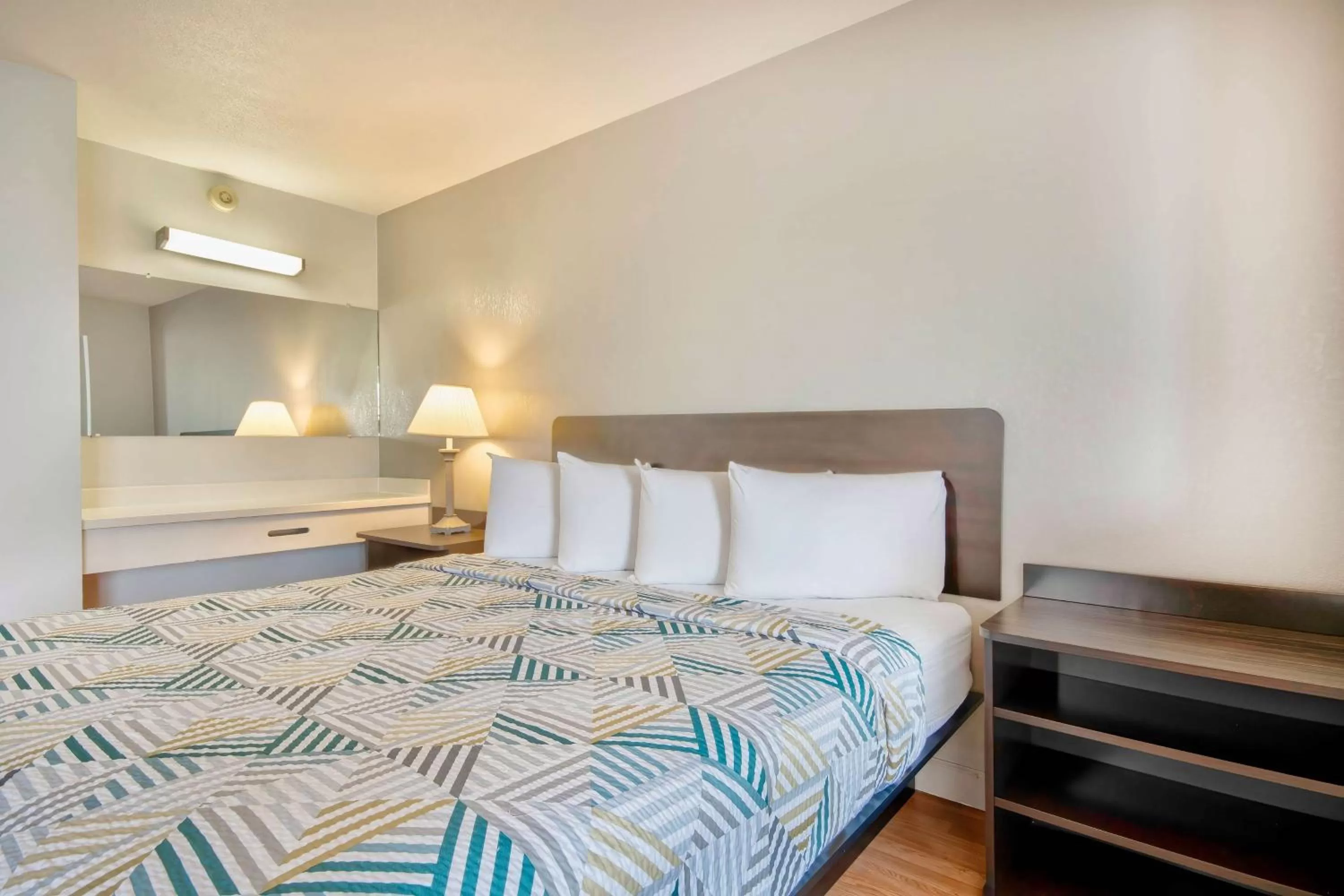 King Room with Roll-in Shower - Disability Access - Non-Smoking in Motel 6-Springfield, OH