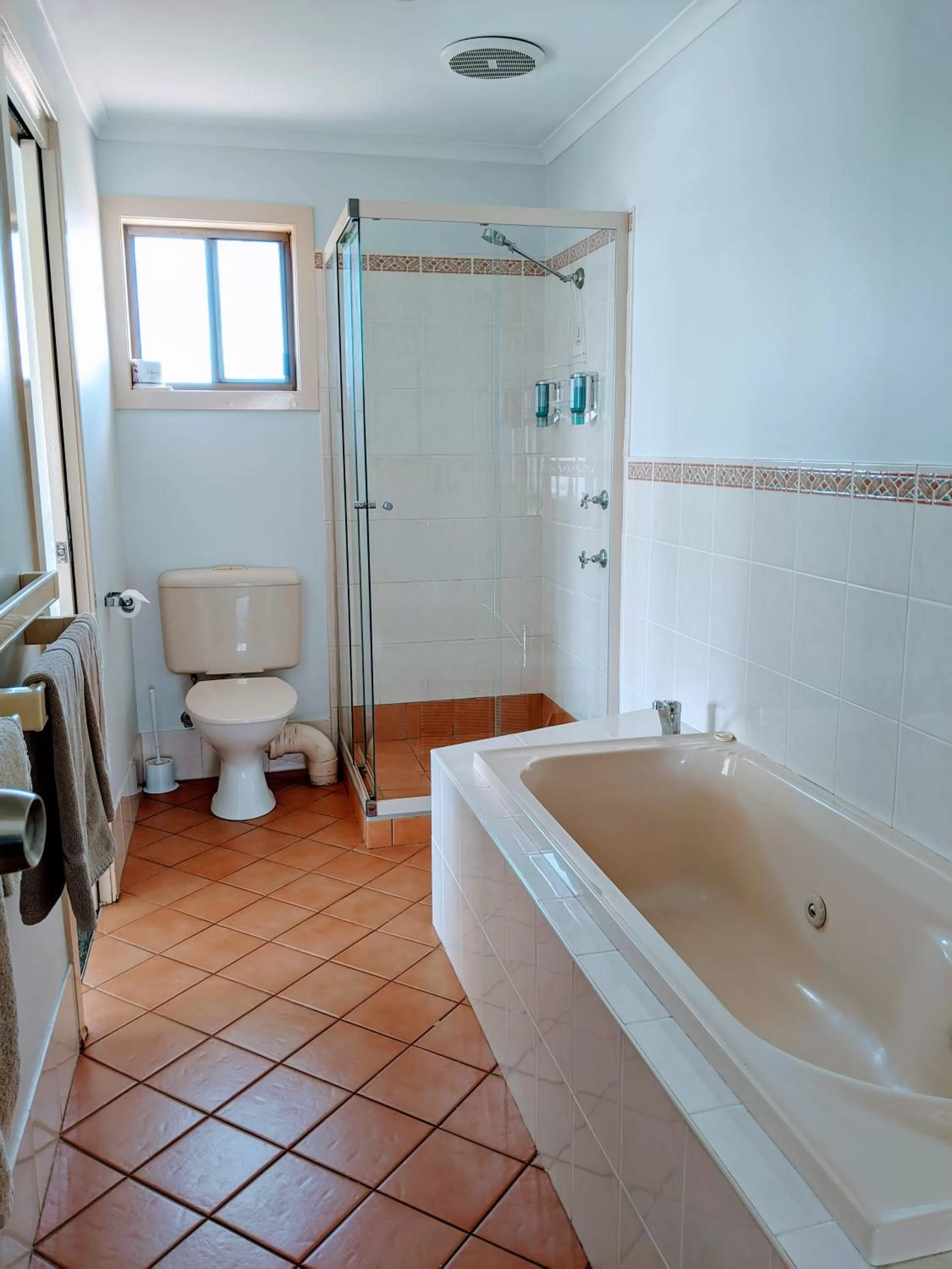 Four-Bedroom Apartment with Water View in Araluen Motor Lodge