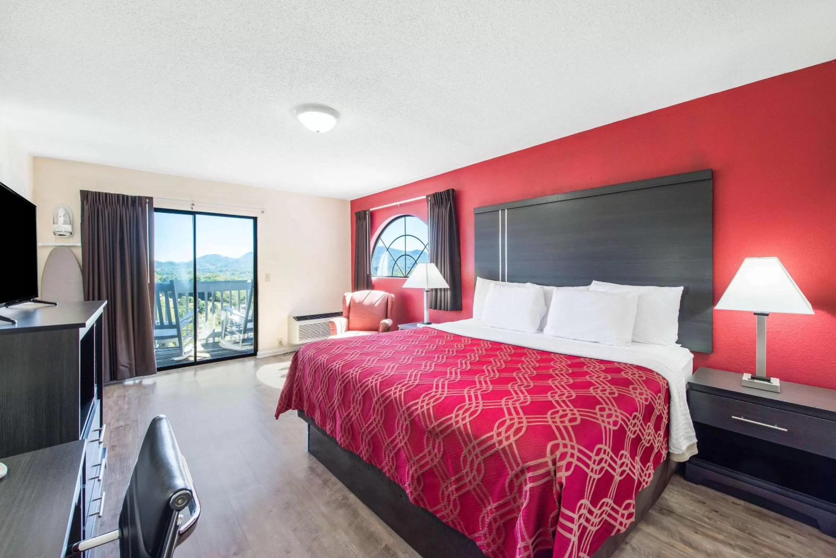 Standard King Room - Non-Smoking  in Econo Lodge Waynesville