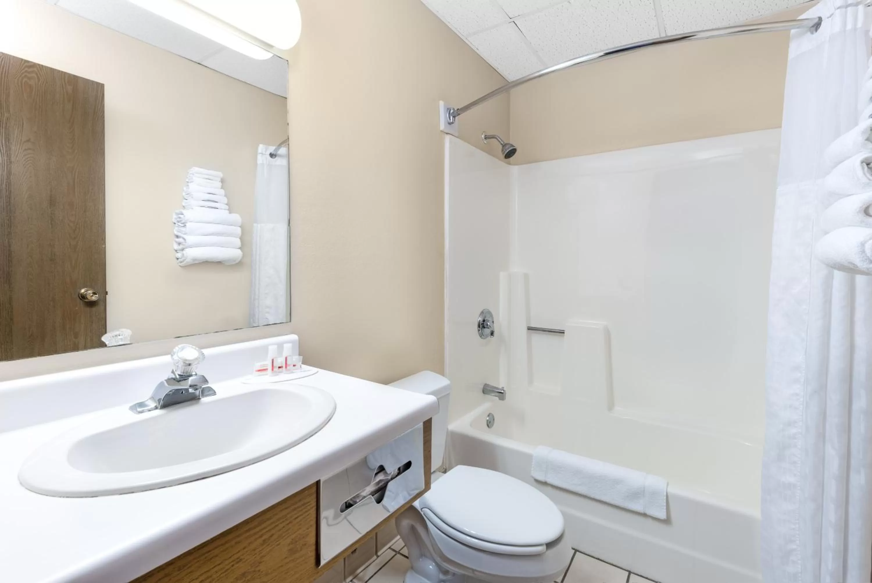 King Room - Pet Friendly/Non-Smoking in Super 8 by Wyndham Chamberlain SD