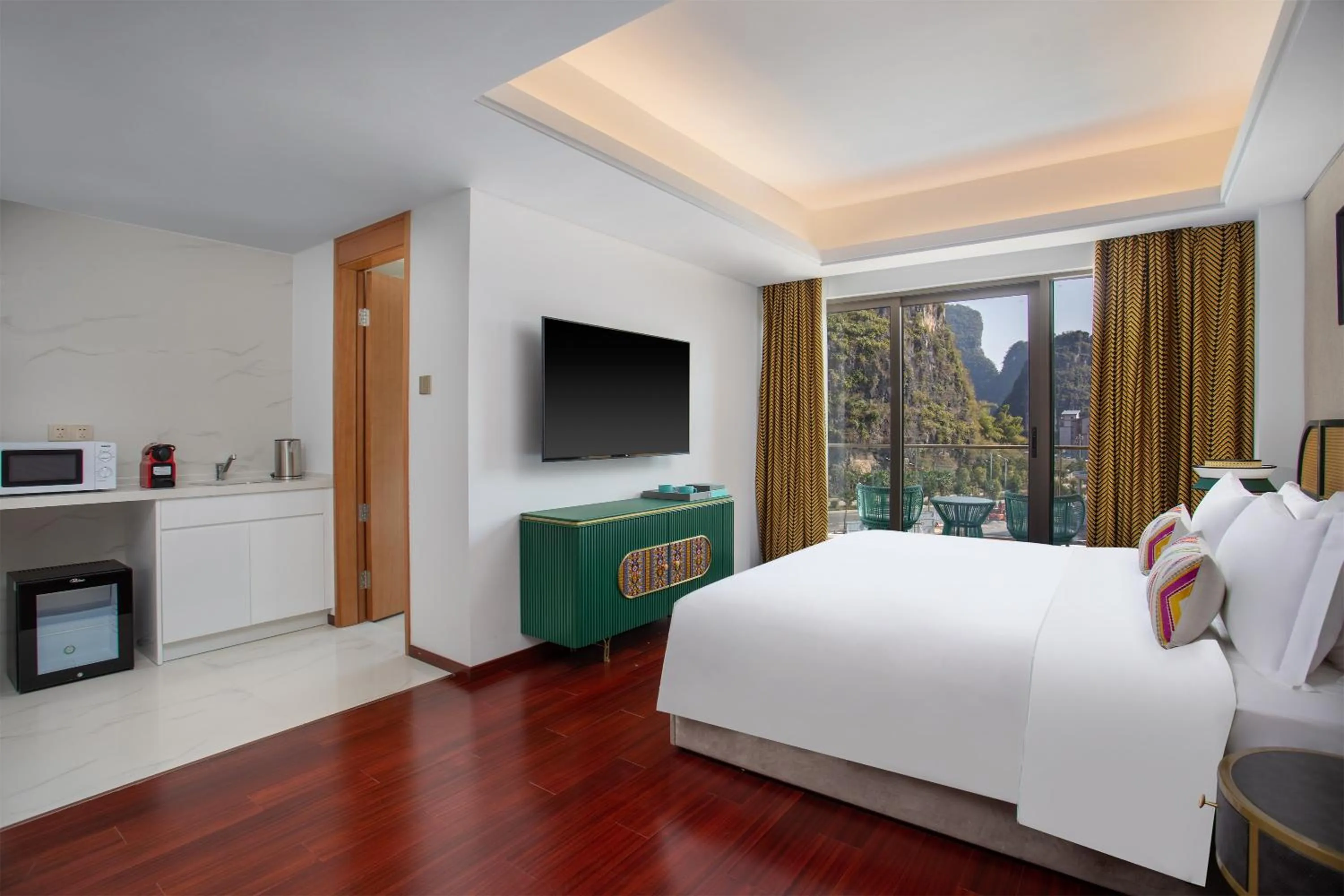 Superior King Room - Non-Smoking in Wingate By Wyndham Yangshuo