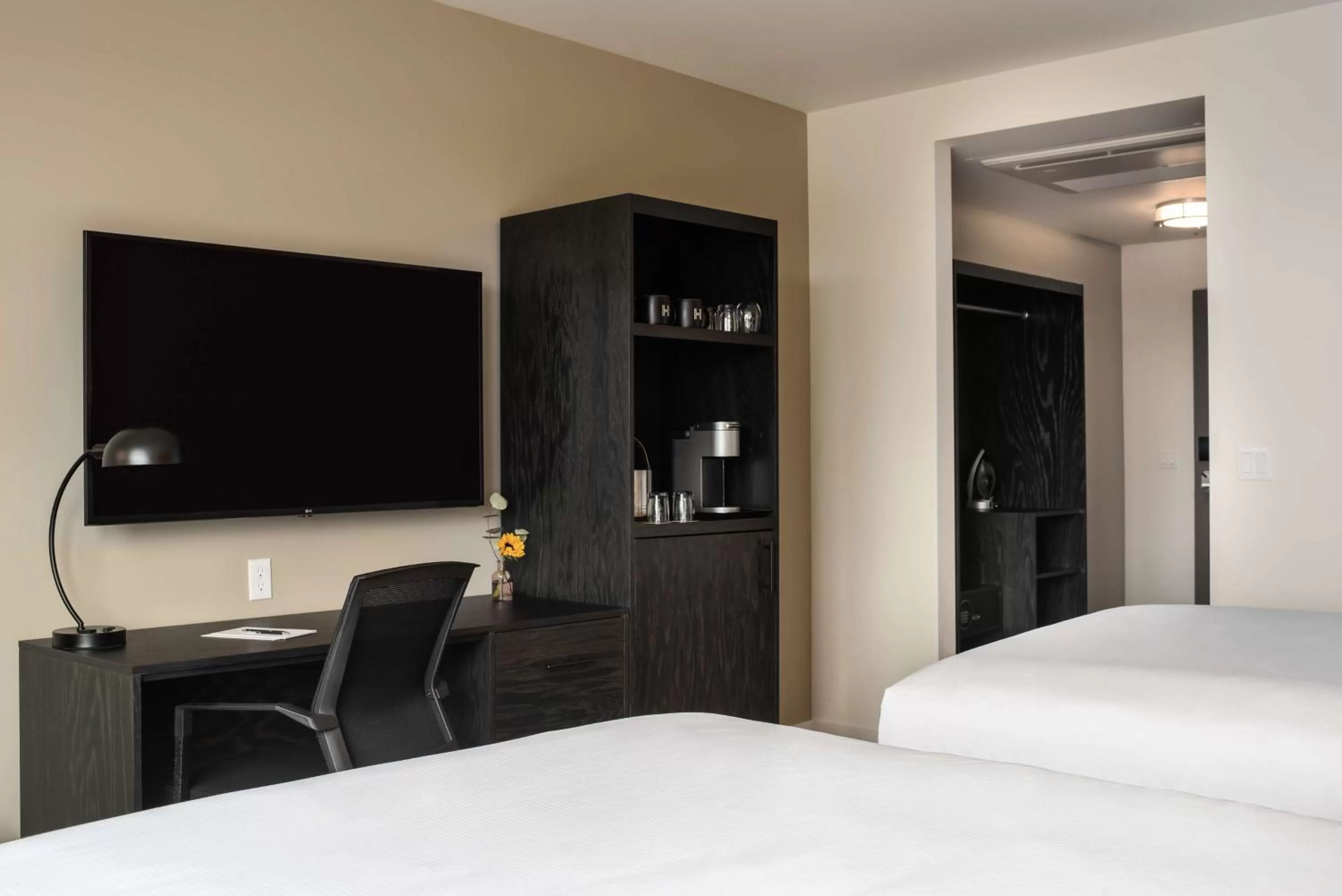 Queen Room with Two Queen Beds and Bath Tub - Mobility Access in Holman Riverfront Park Hotel Salem, Tapestry By Hilton