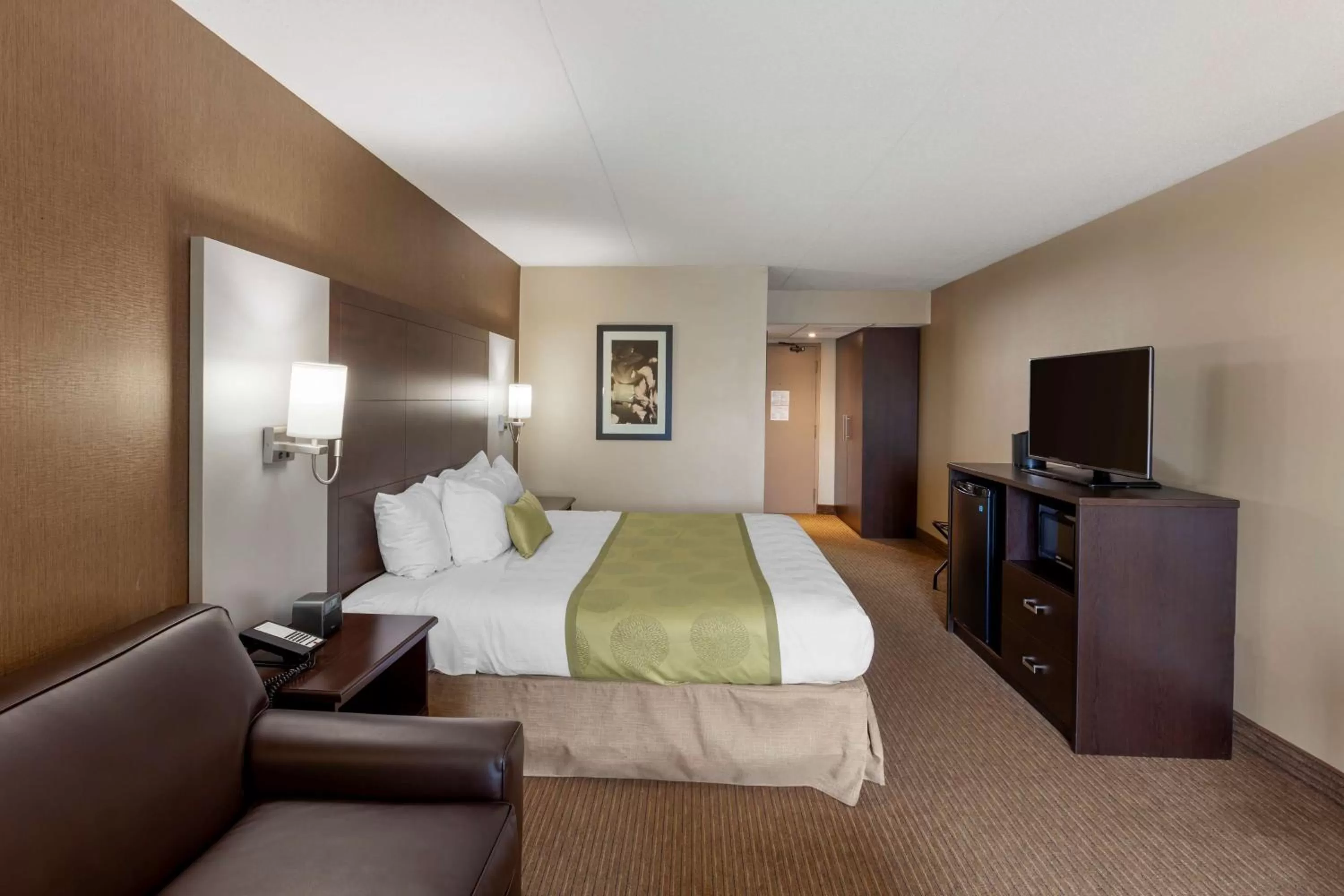 King Room with Sofa Bed - Pet Friendly in Best Western Plus Leamington Hotel & Conference Centre