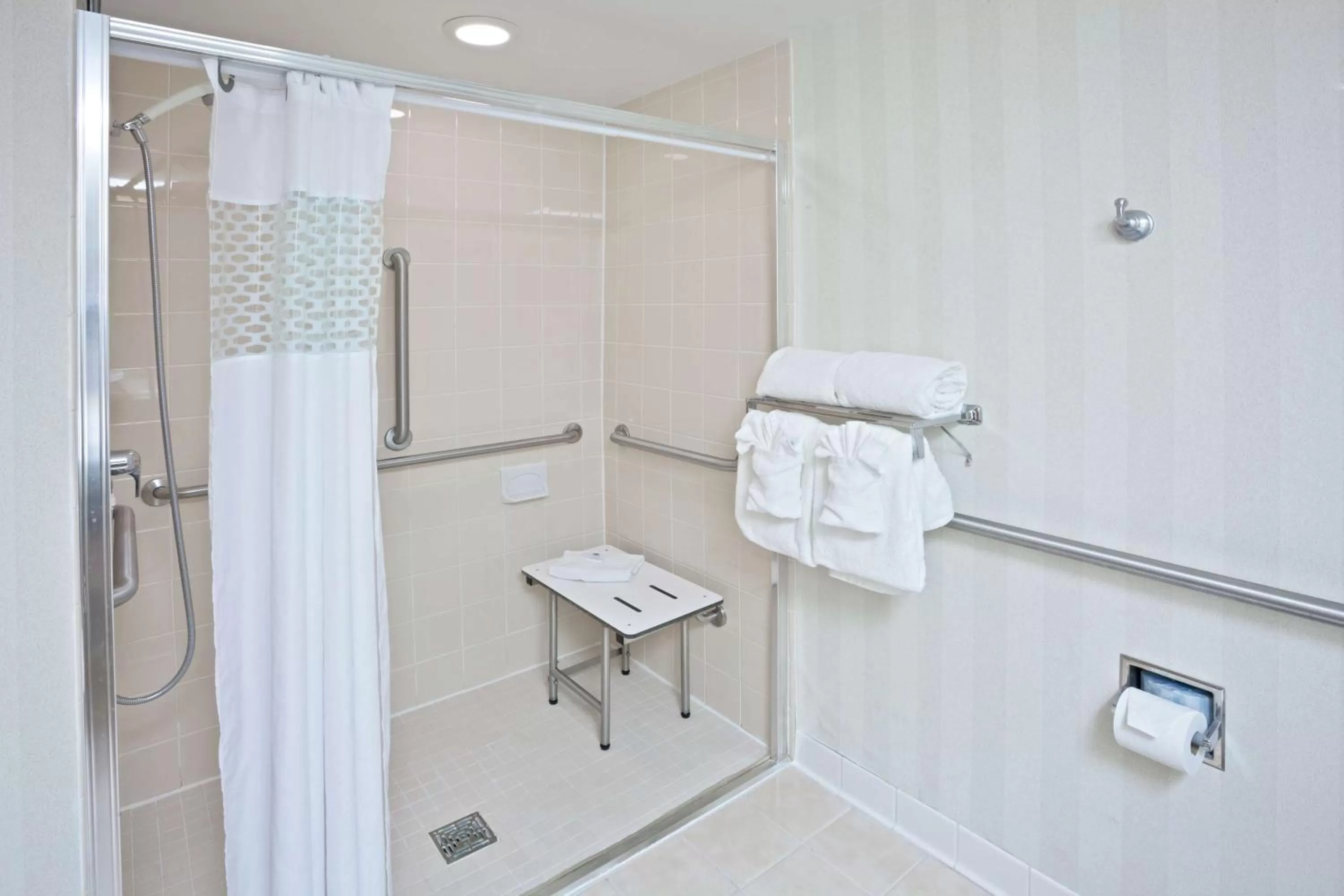 Queen Room with Roll-In Shower - Disability Access/Non-Smoking in Hampton Inn St Charles St Peters