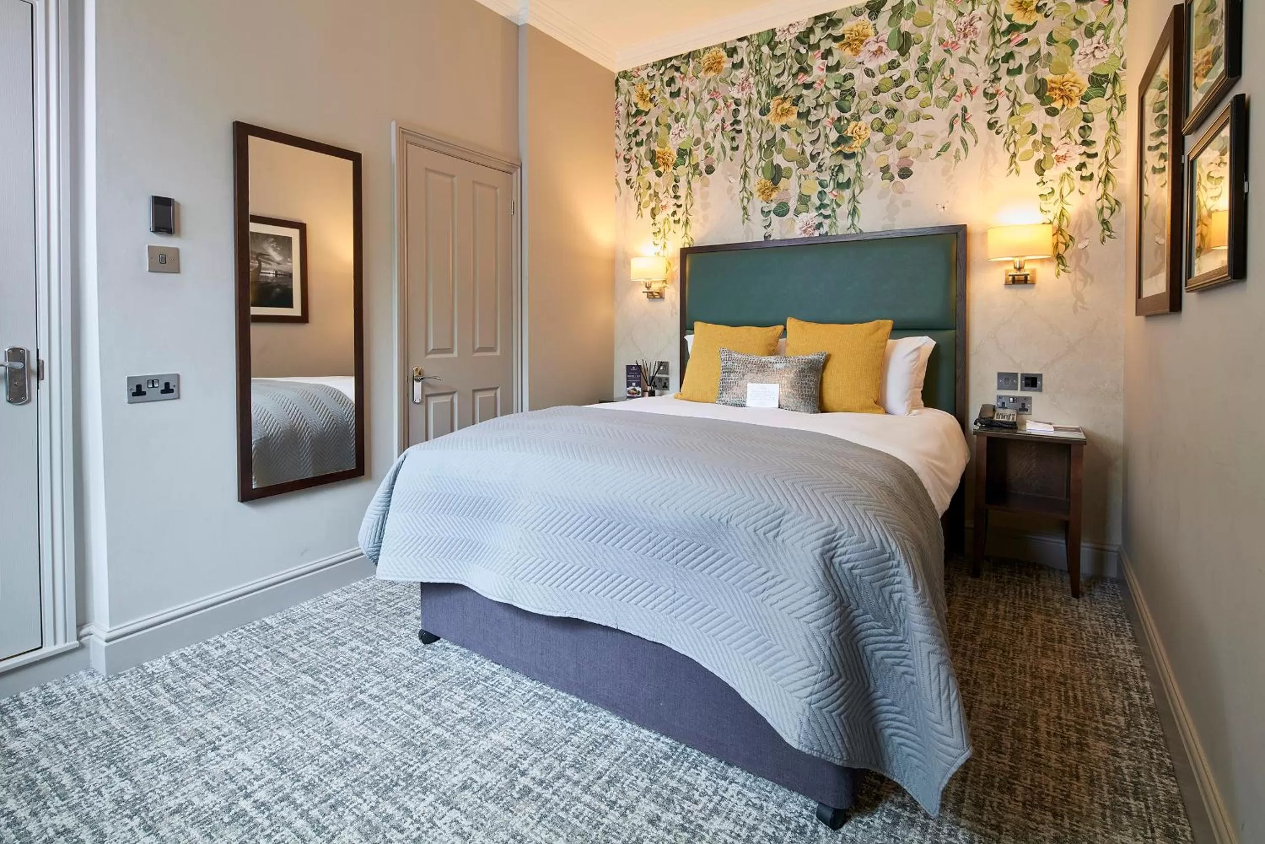 Double-Medium in Mandolay Hotel Guildford