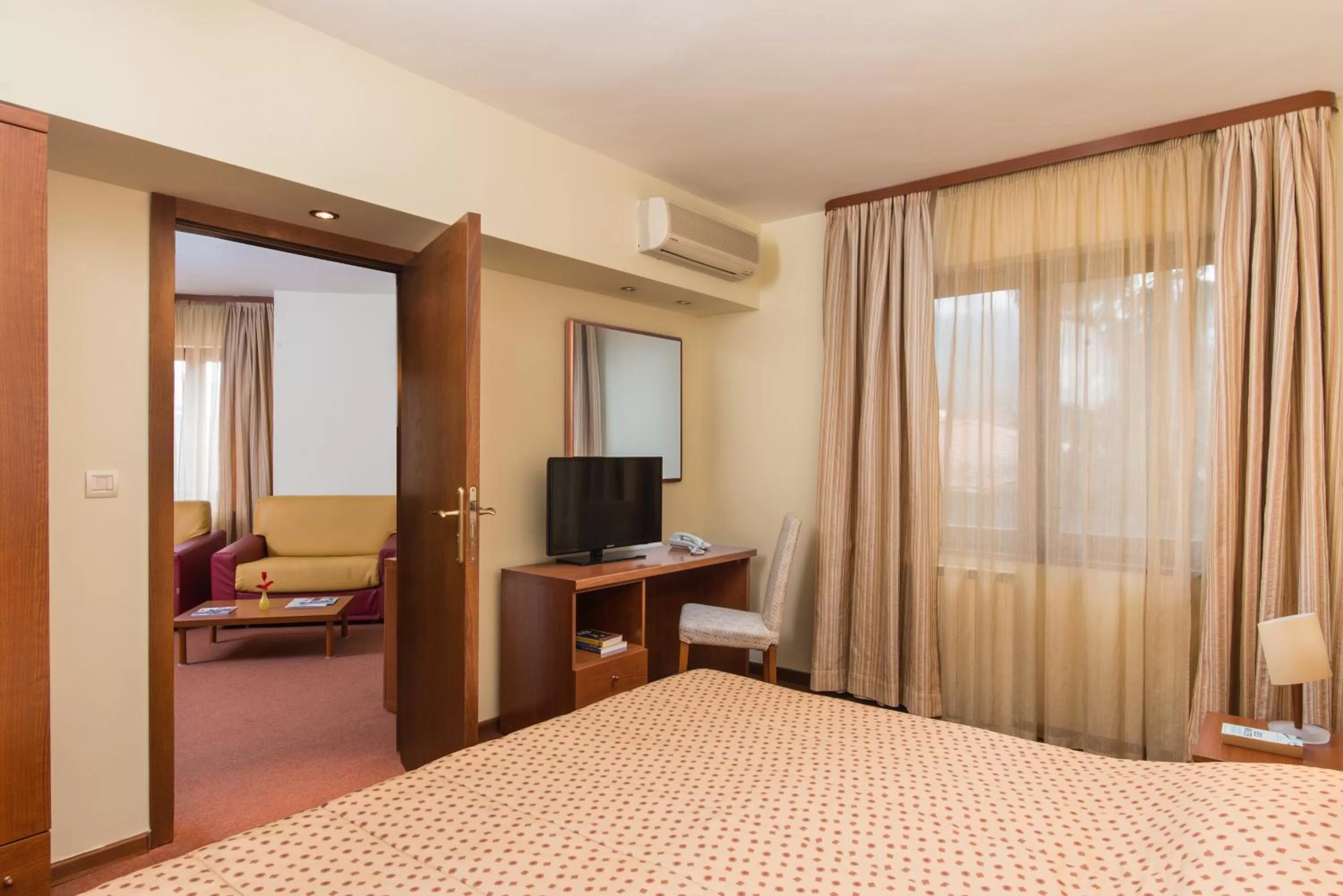 Suite with Garden View without Balcony in Hotel Pirin