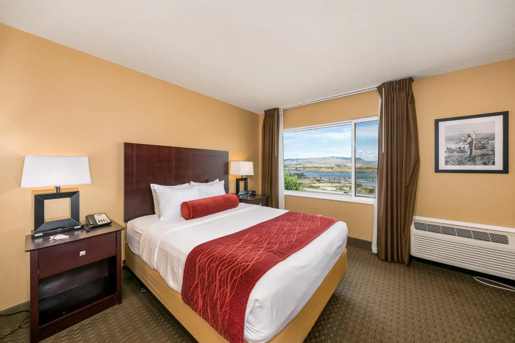 Queen Room - Disability Access in Celilo Inn