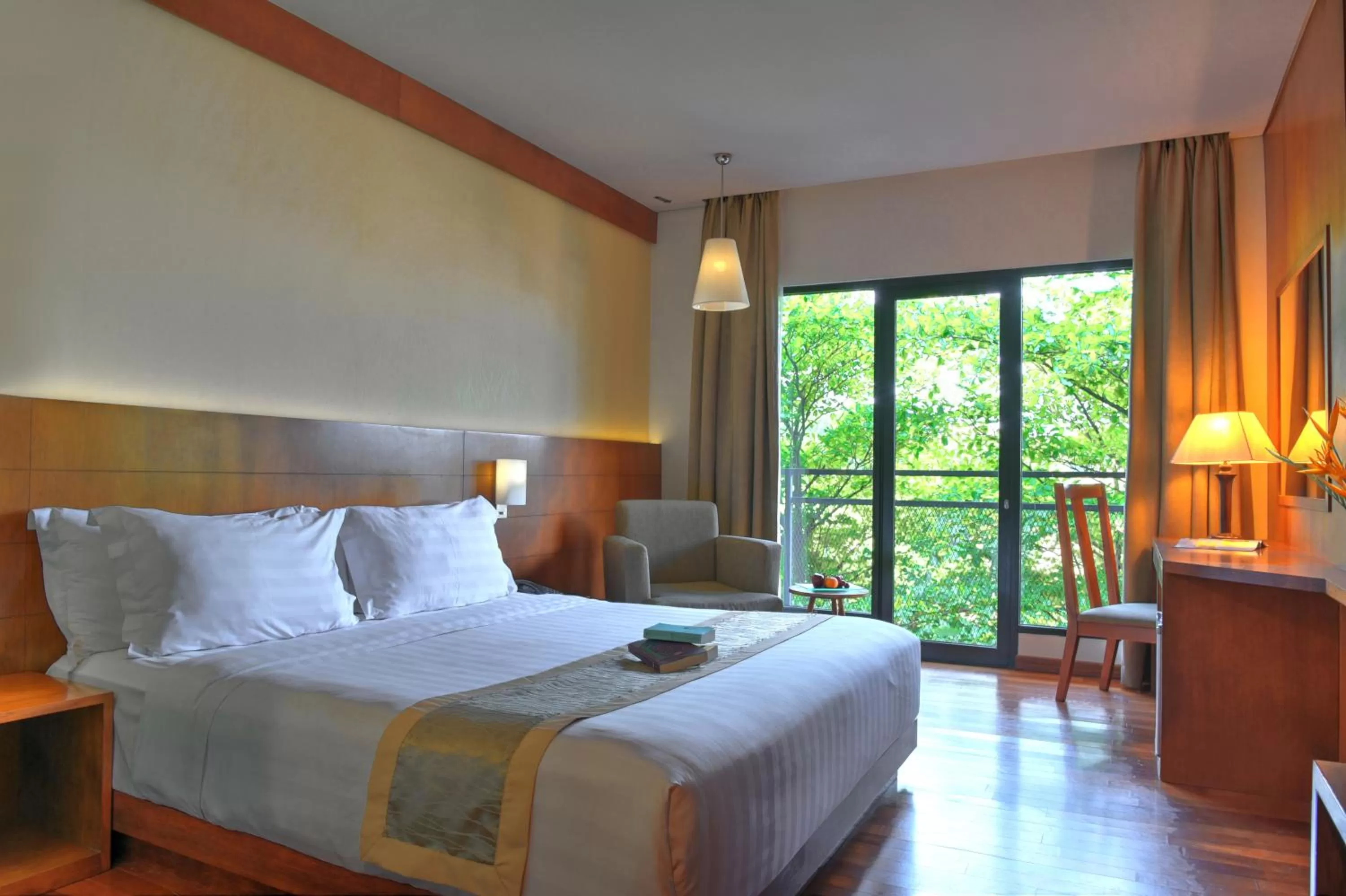 Deluxe King Room with Balcony in Oak Tree Emerald Hotel & Coventions Semarang