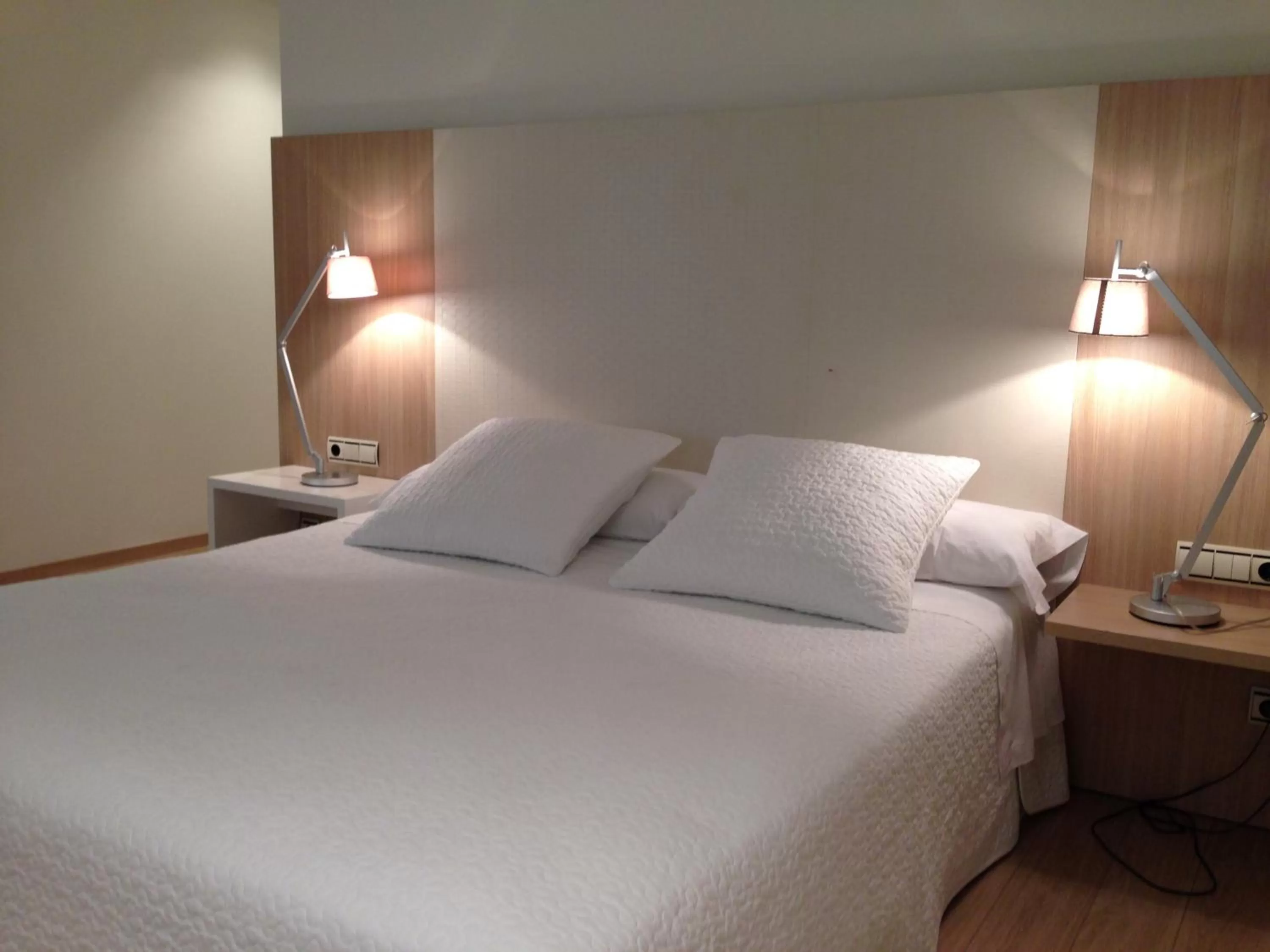 Deluxe Double or Twin Room with Spa Bath in Checkin Valencia Ciscar
