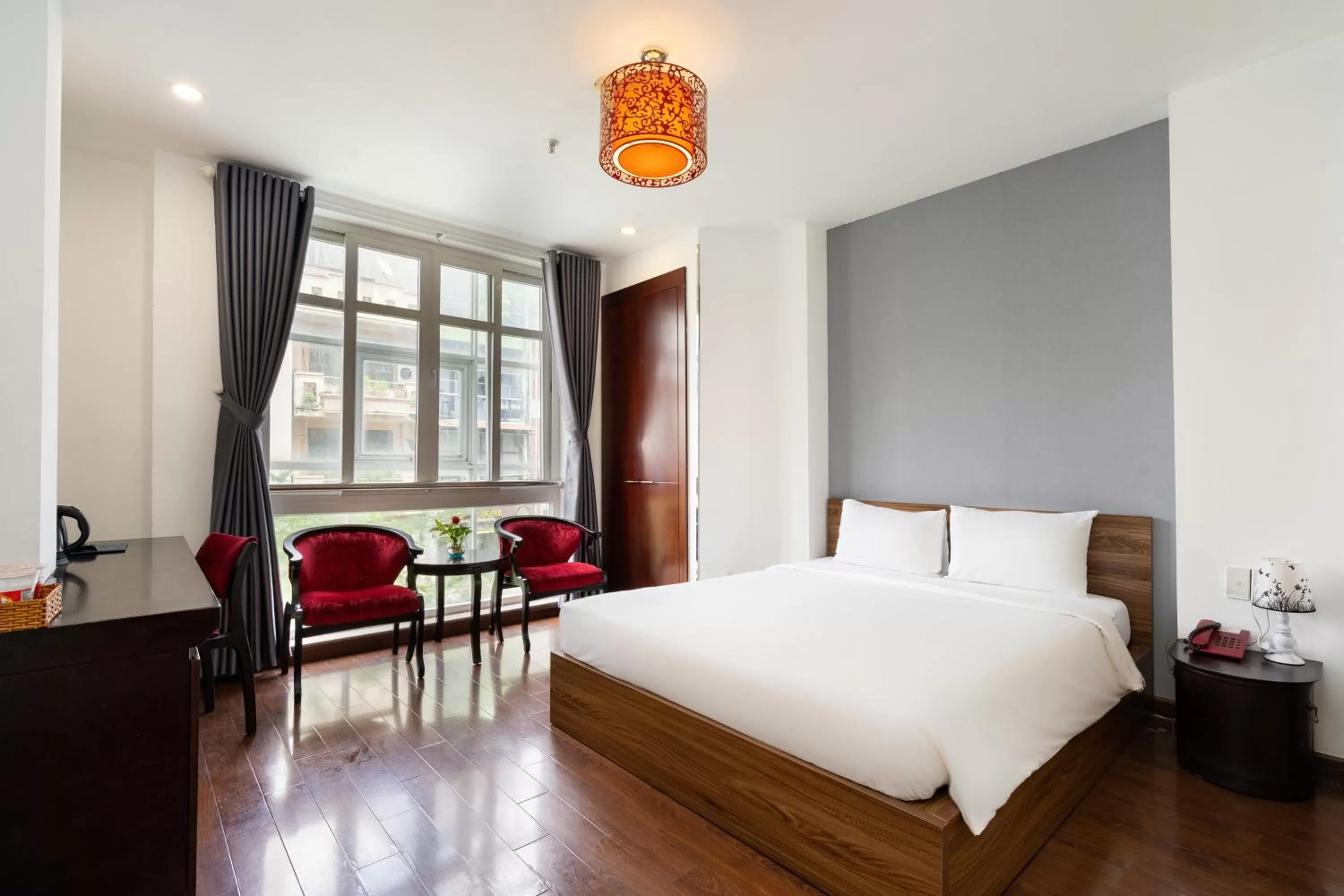 Deluxe Double Room with City View in A&A Toronto Hotel