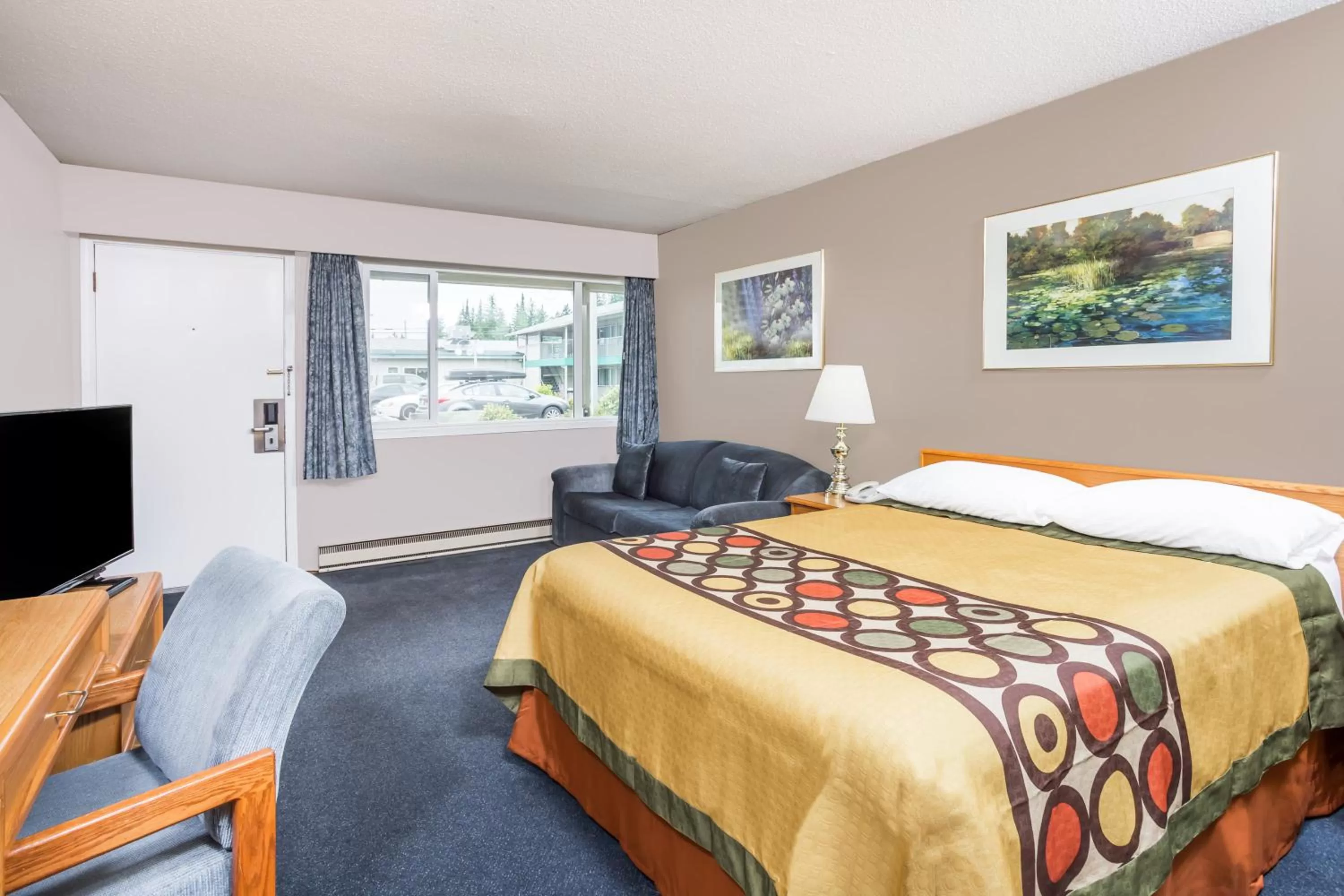 Queen Room in Super 8 by Wyndham Quesnel BC