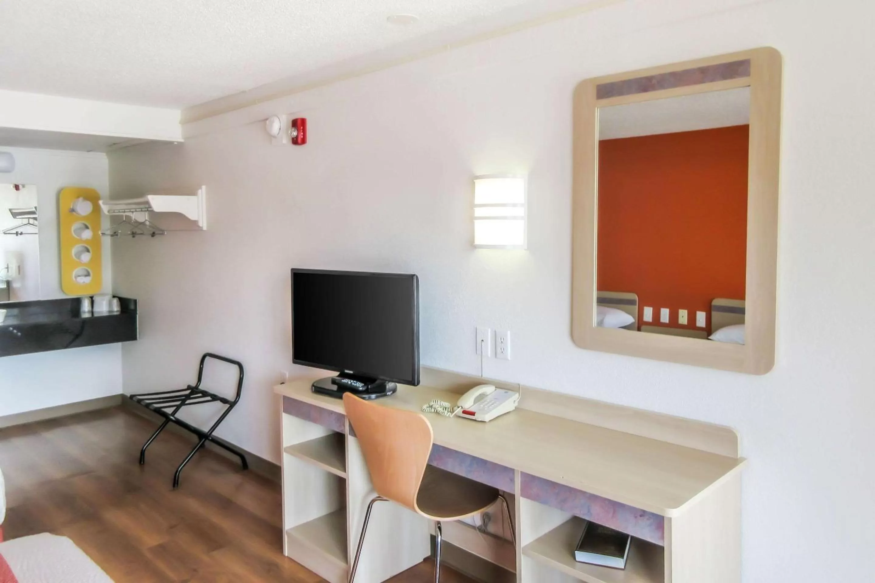 Double Room with Two Double Beds - Disability Access/Non-Smoking in Rodeway Inn Altoona Orchard Plaza