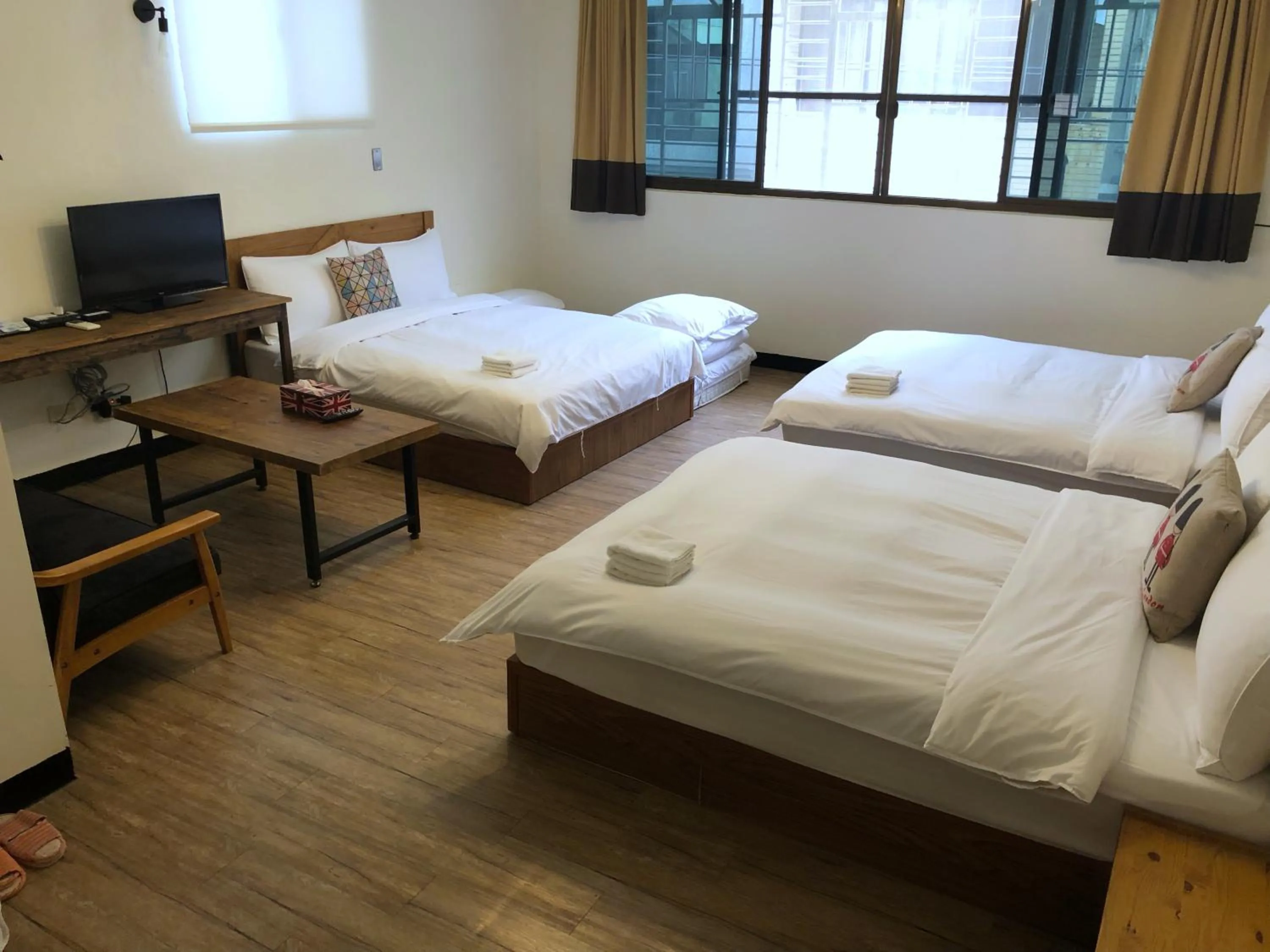 Family Room with Private Bathroom in OC Hostel
