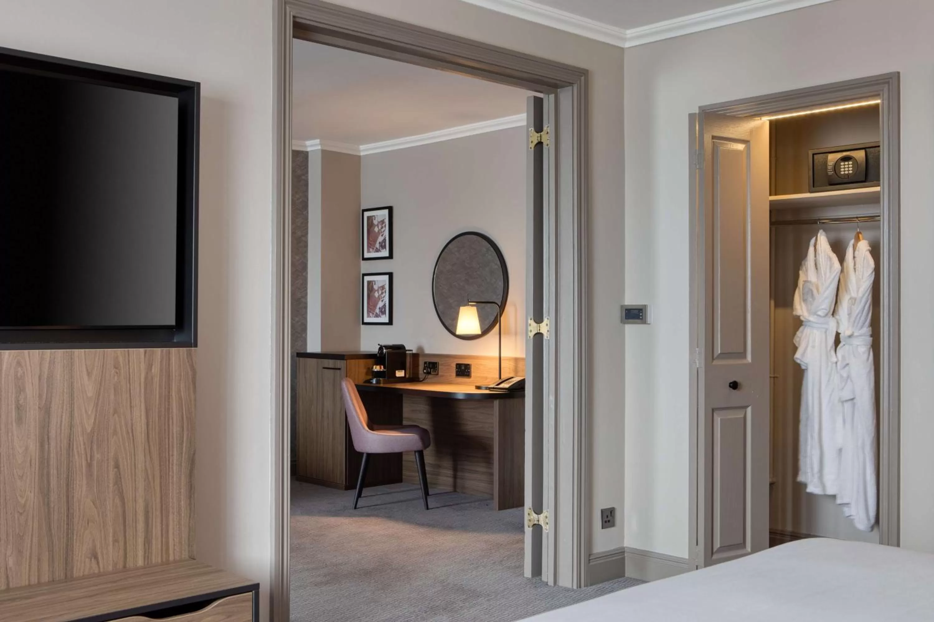One-Bedroom King Suite in DoubleTree by Hilton Dartford Bridge