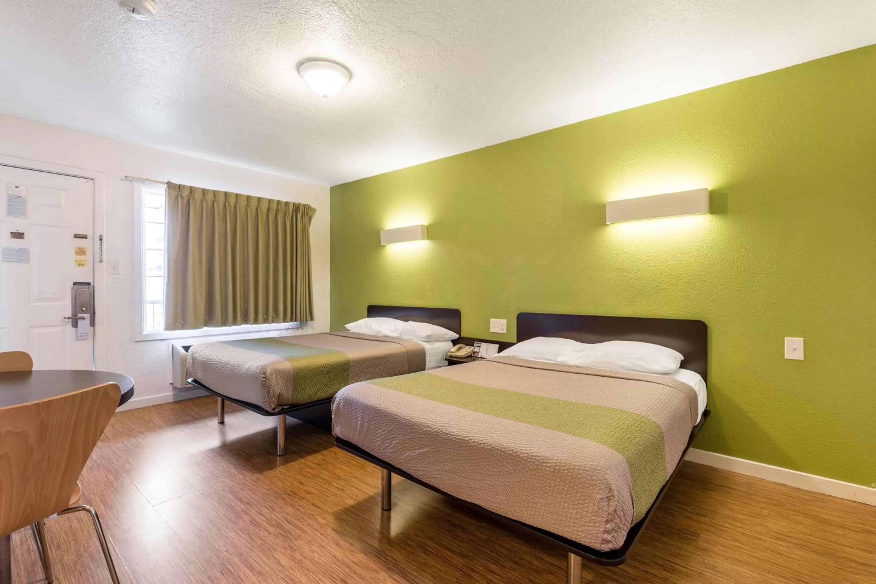 Quadruple Room - Non-Smoking in Motel 6 San Rafael