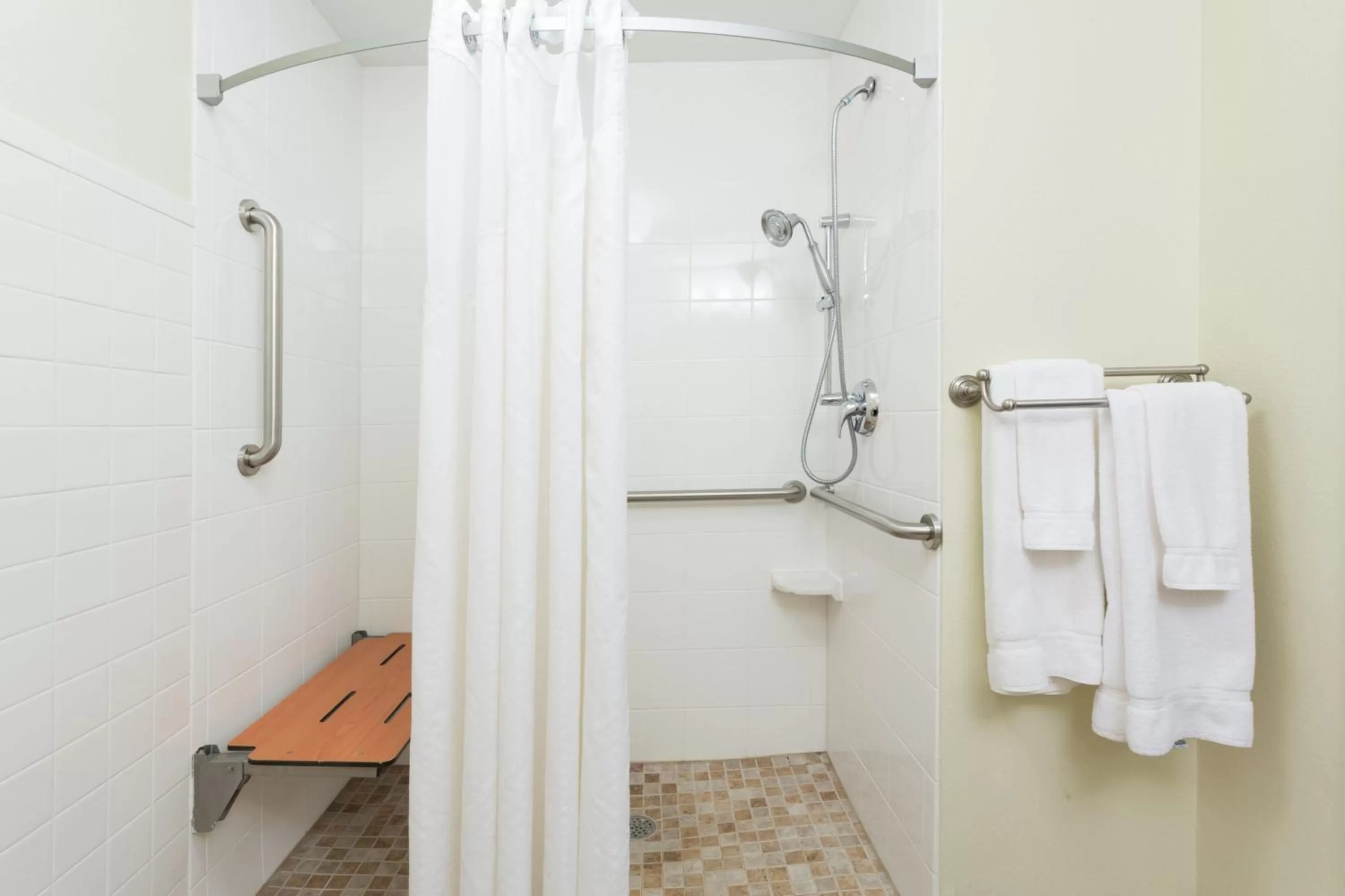 King Room - Mobility Access/Roll in Shower - Non-Smoking in Holiday Inn Express & Suites Moultrie by IHG