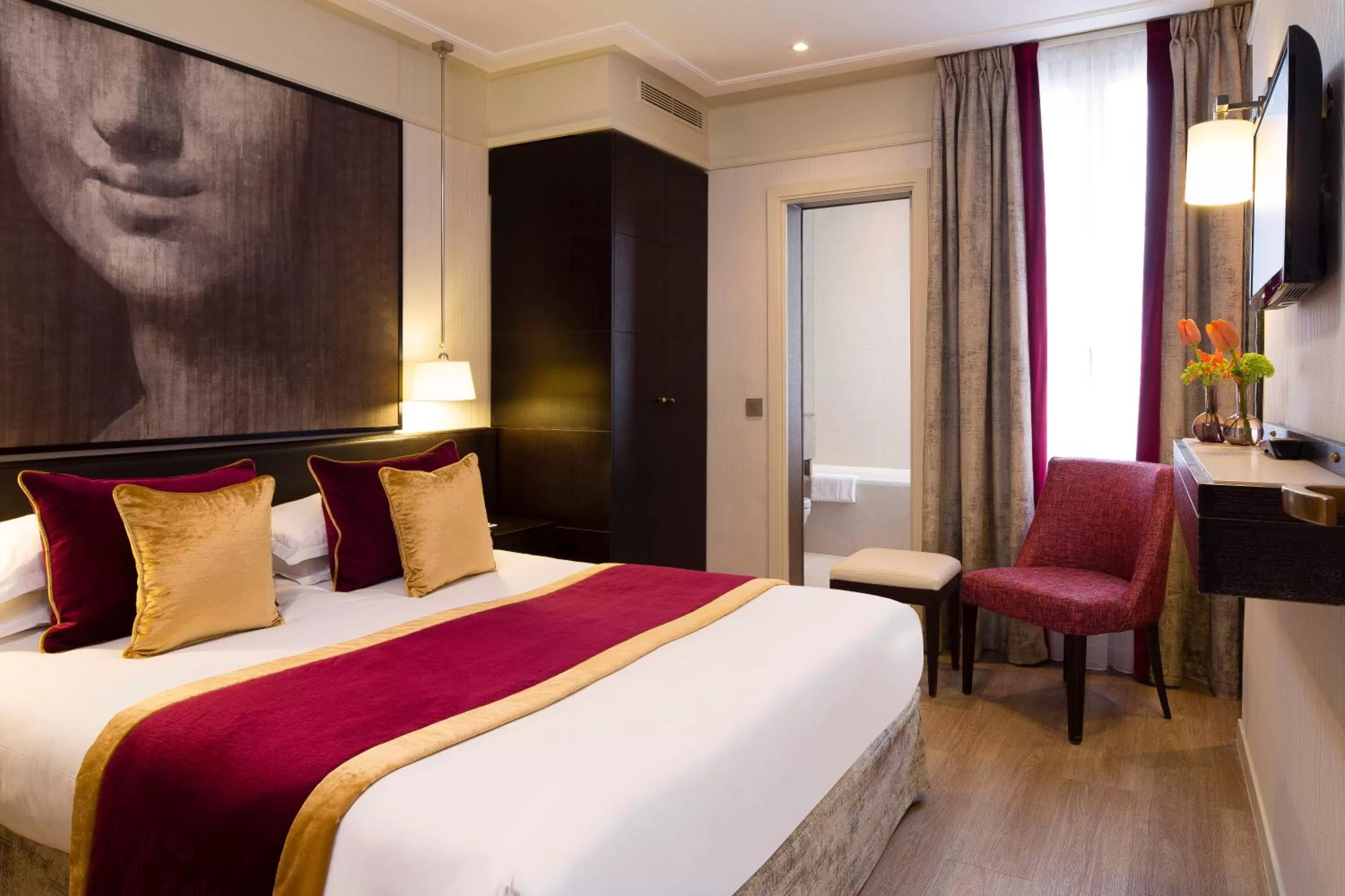Two Adjacent Classic Double Rooms in Hôtel l'Inattendu