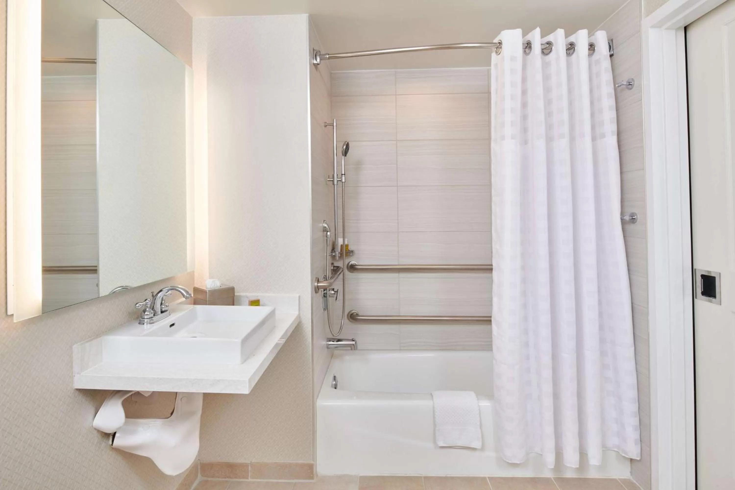 King Room Accessible Tub - Mobility Access/Non-Smoking in DoubleTree by Hilton Irvine Spectrum