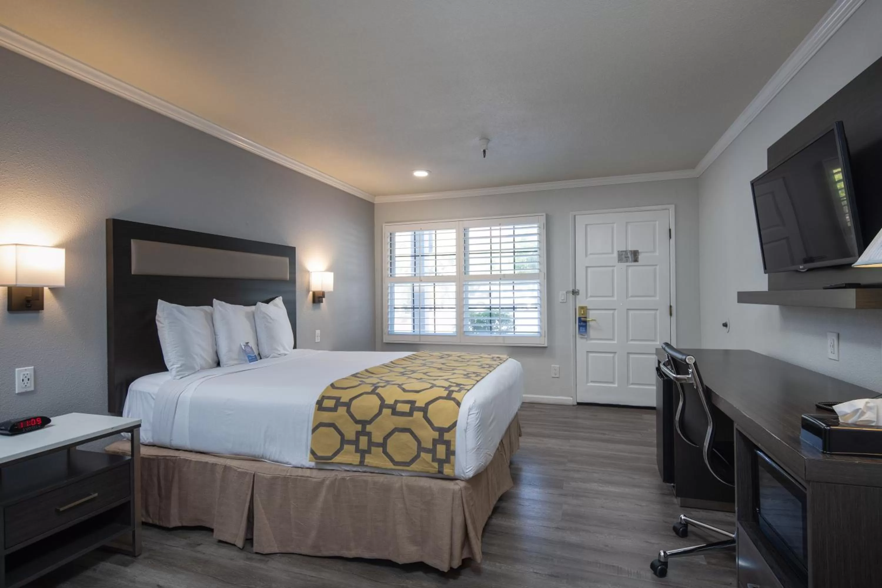 Queen Room with Roll-In Shower - Disability Access/Non Smoking in Rodeway Inn