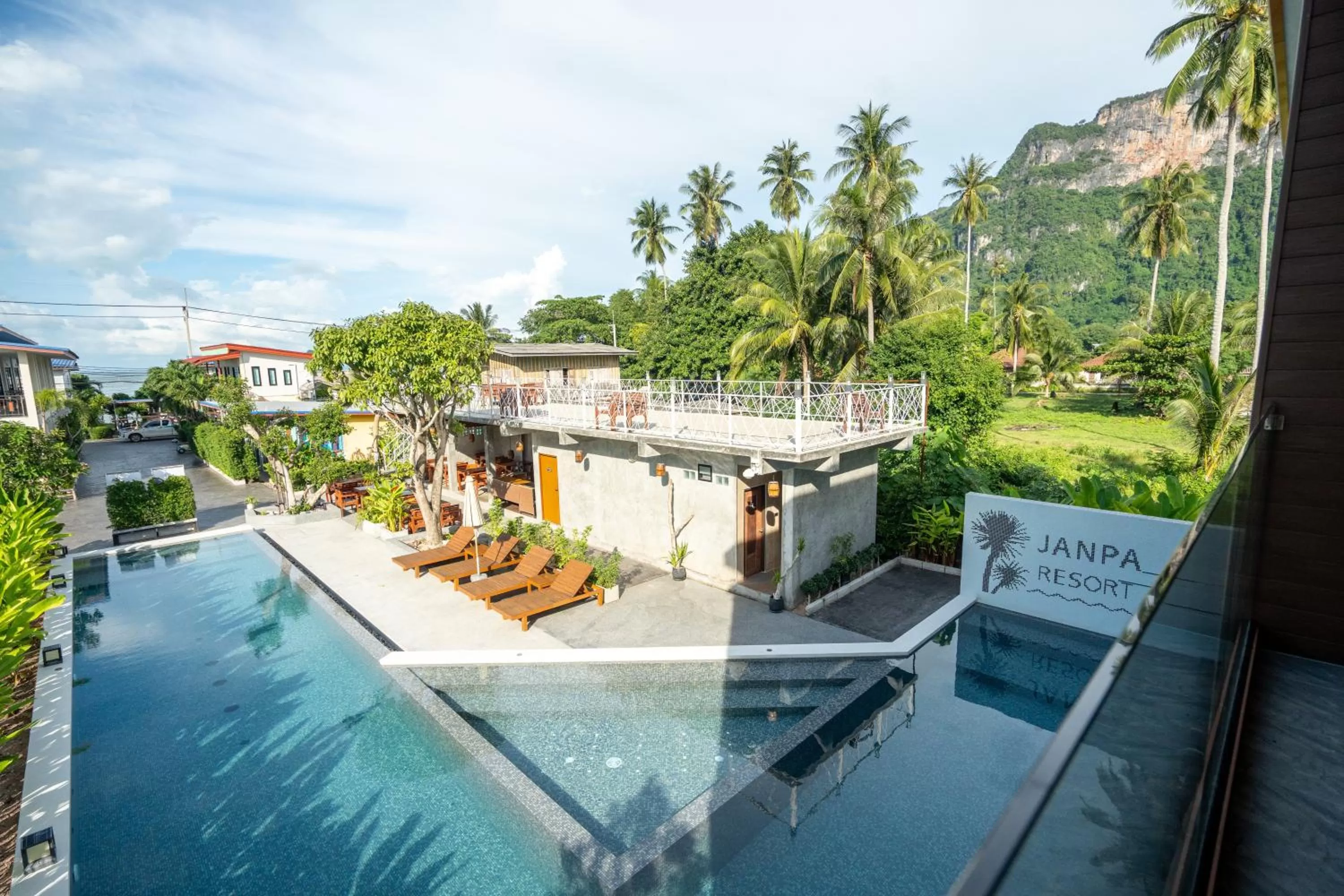 Deluxe Twin Room with Pool View in Janpa Resort