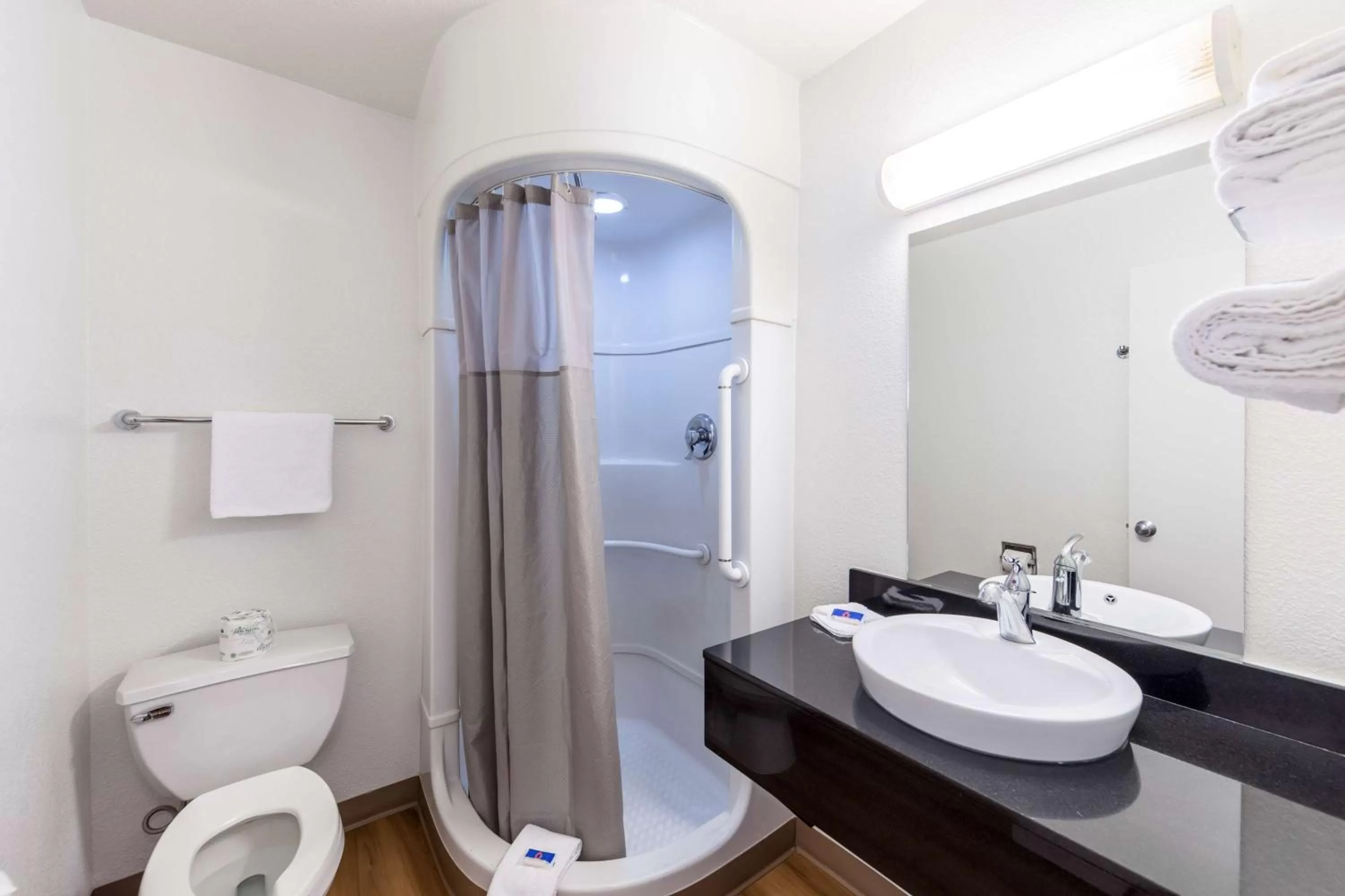 Deluxe Quadruple Room in Motel 6-Klamath Falls, OR