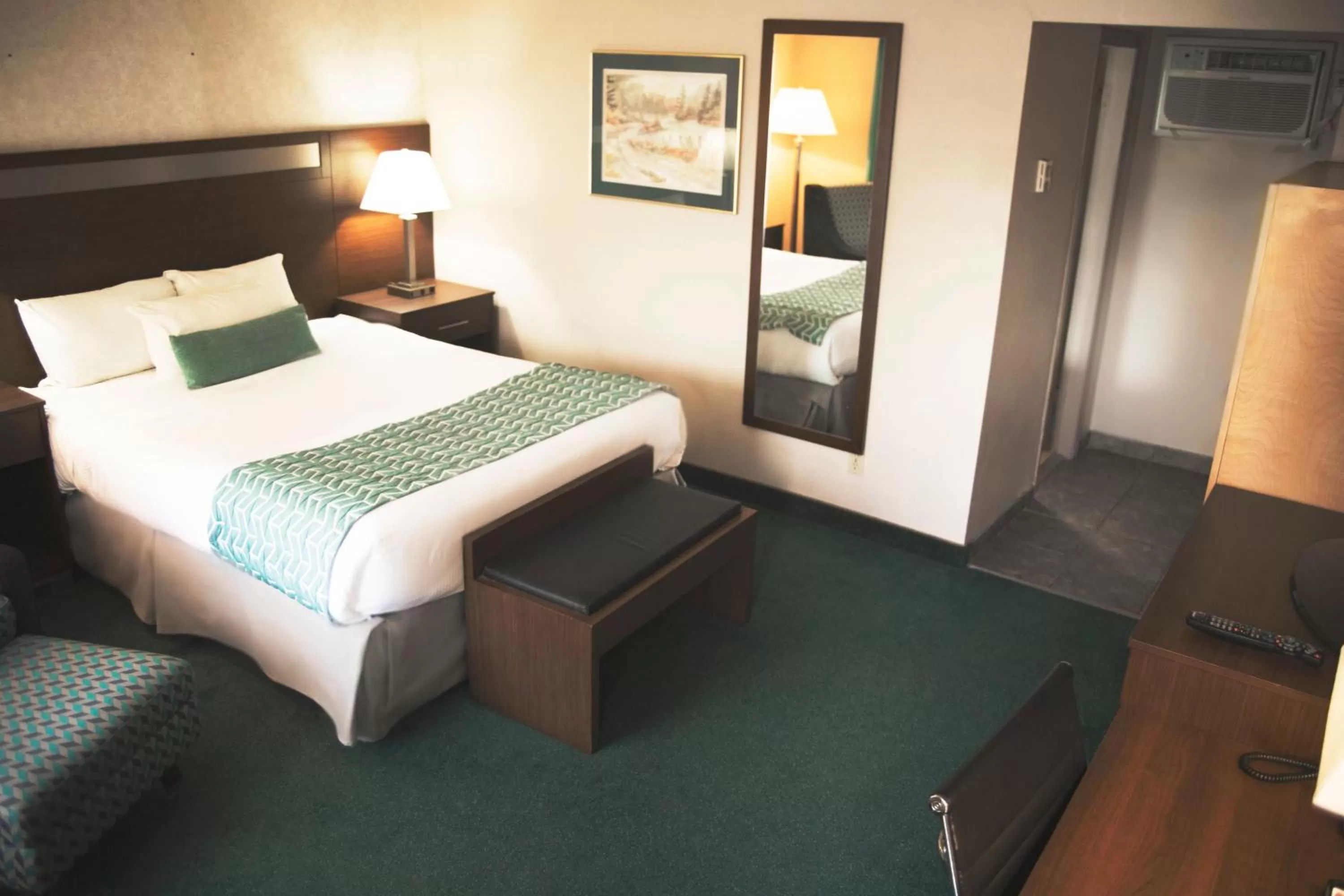 1 Queen Bed, Deluxe Efficiency Room, Non-Smoking in Ramada by Wyndham