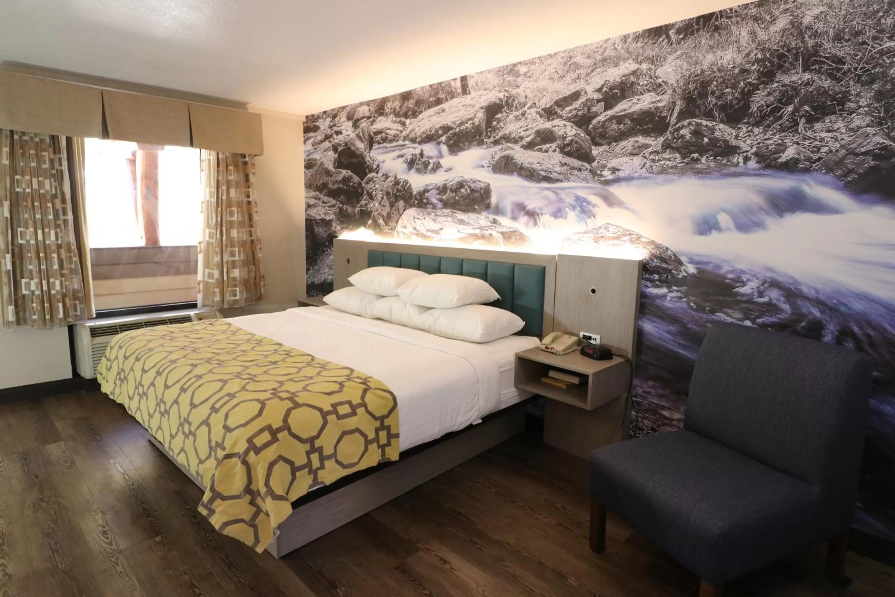 King Room with River View - Non-Smoking in Baymont by Wyndham Gatlinburg On The River